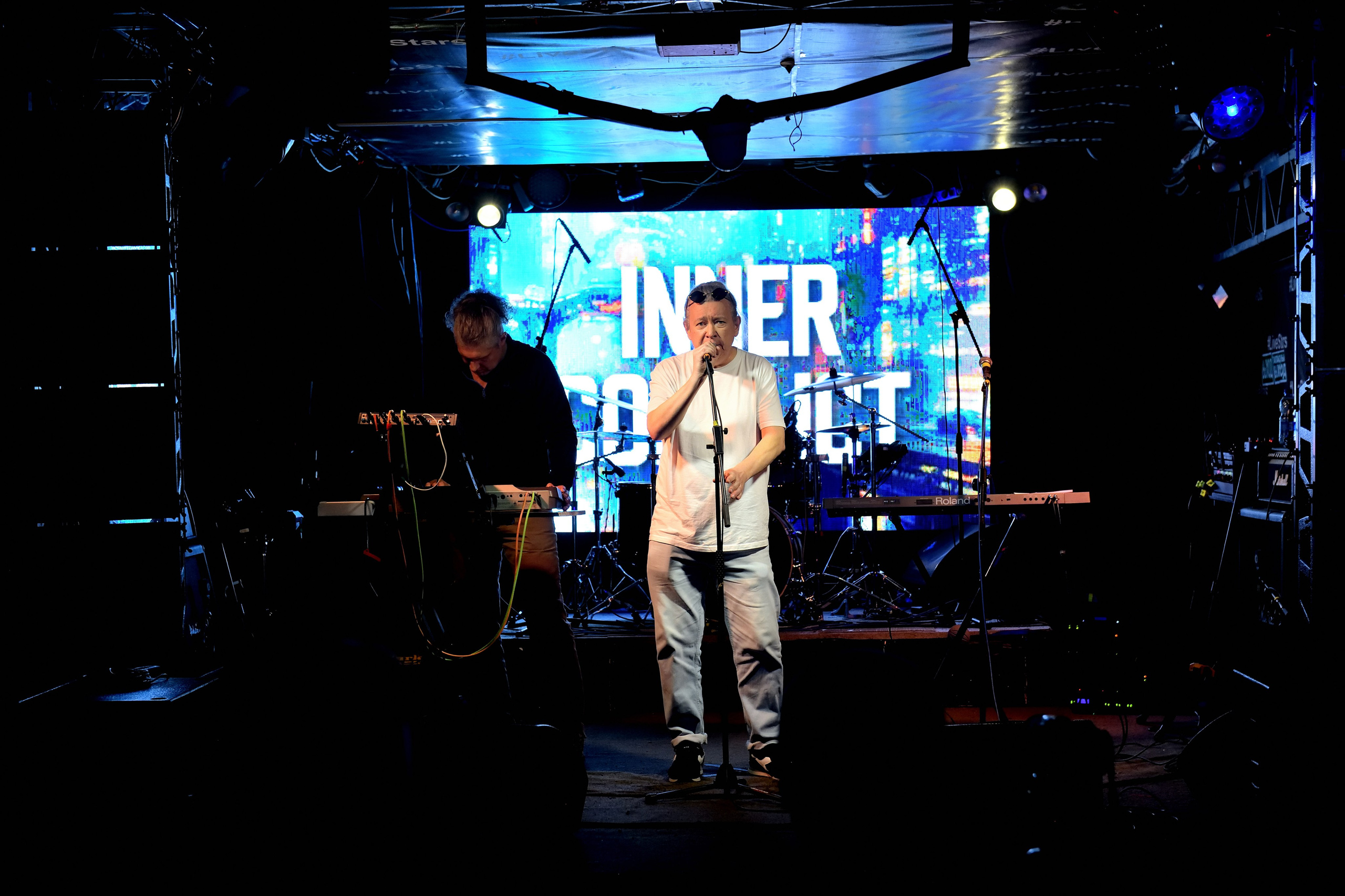 "Солист группы "Inner Conflict" на концерте в клубе LiveStars".
