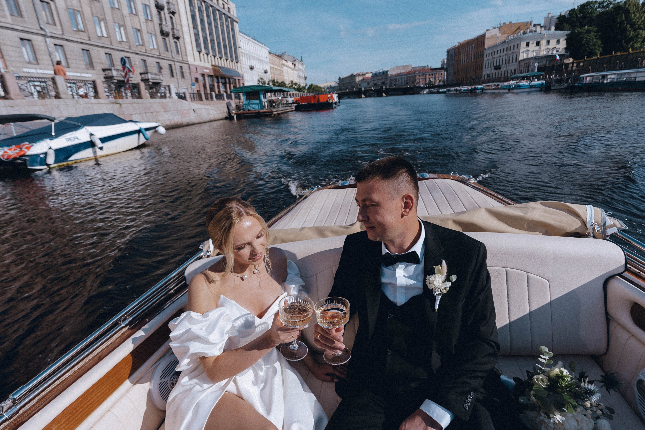 СВАДЕНБНАЯ СЬЕМКА НА КАТЕРЕ ПО КАНАЛАМ САНКТ-ПЕТЕРБУРГА И В АКВАТОРИИ НЕВЫ. Профессиональный фотограф, Санкт-Петербург — Виктория Богомолова