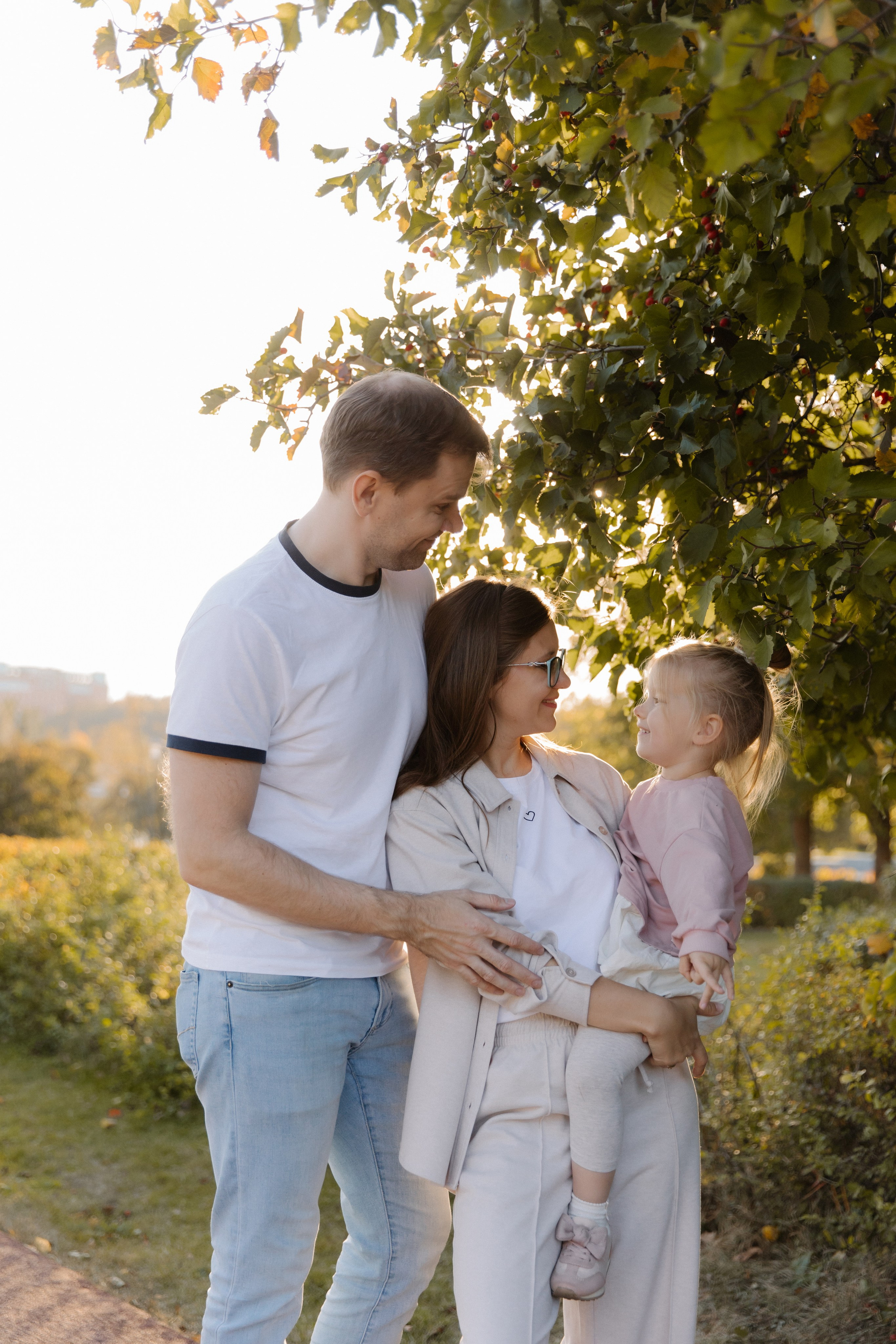 Прогулка Василисы с родителями, дядей и тетей. Семейный и свадебный фотограф в Москве и Зеленограде Пилипенко Юлия