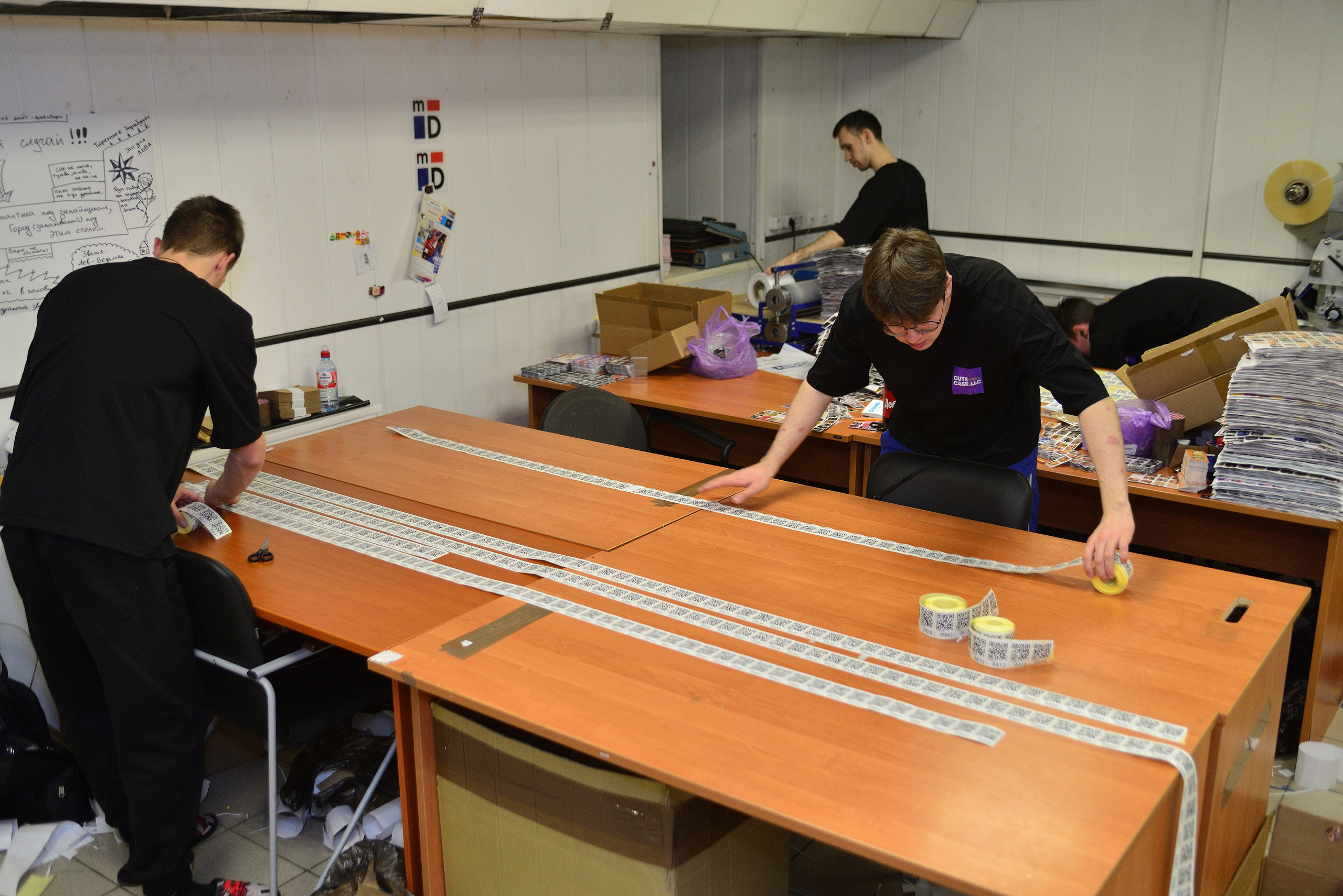 Производство 3D стикеров. Фотограф Сергей Сергеев