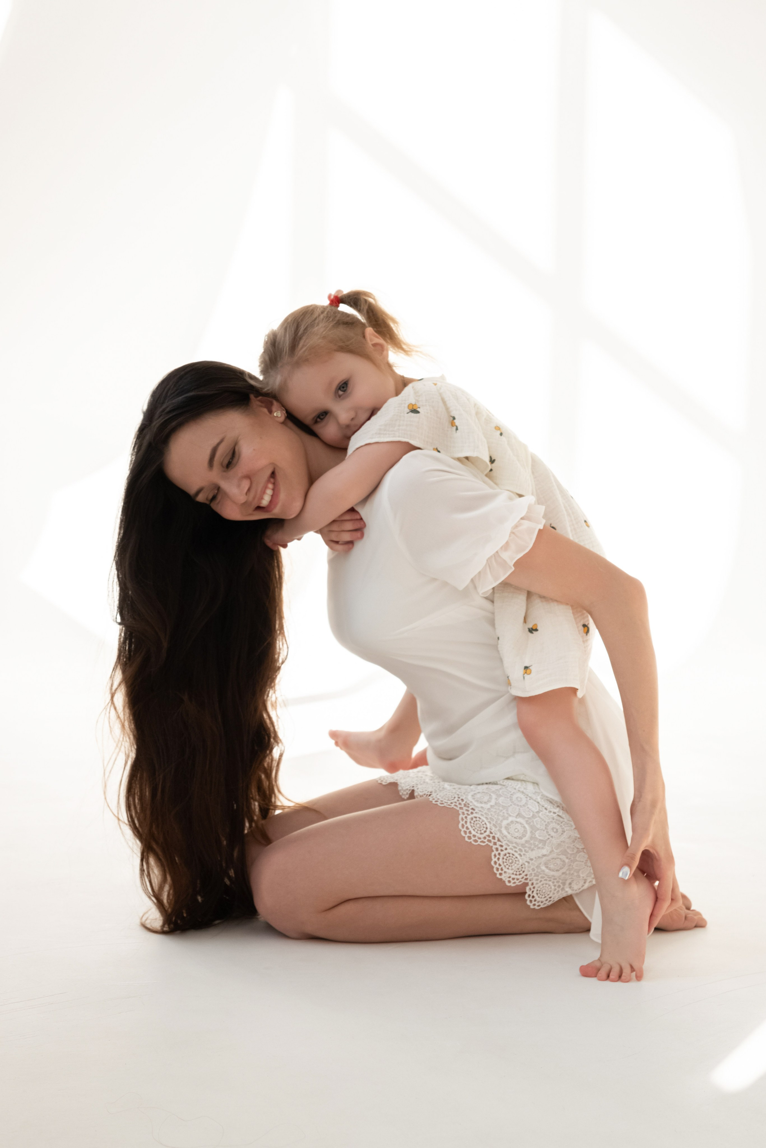 Сергеевы семейная студийная фотосессия. Профессиональный фотограф в Твери Иванова Юлия