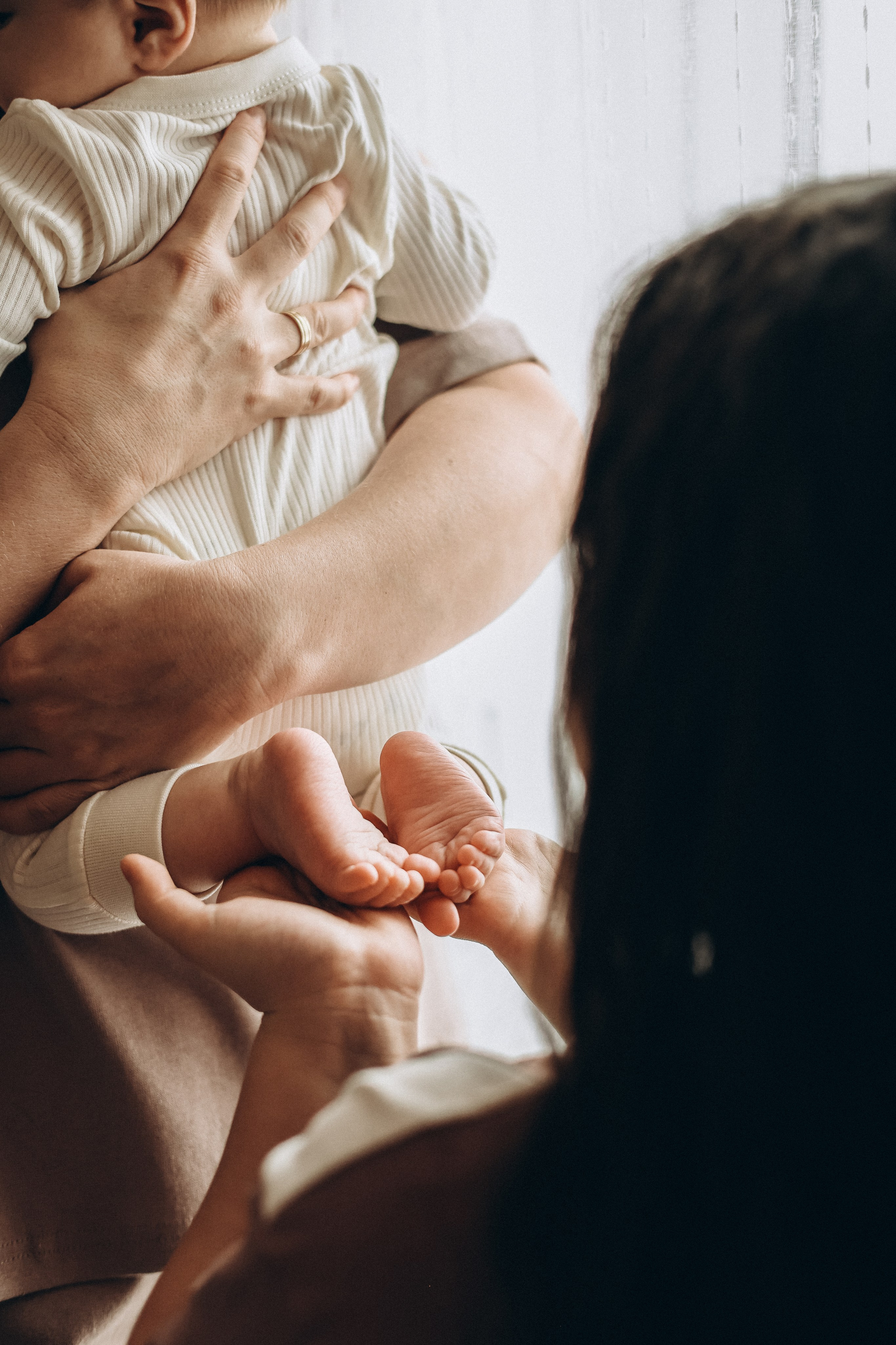Семейная фотосессия с малышом, с новорожденным, фотосессия в Екатеринбурге, фотосессия в доме, домашняя фотосессия в стиле лайф, фотосессия. Семейный и детский фотограф в  г. Екатеринбурге Холодова Юлия