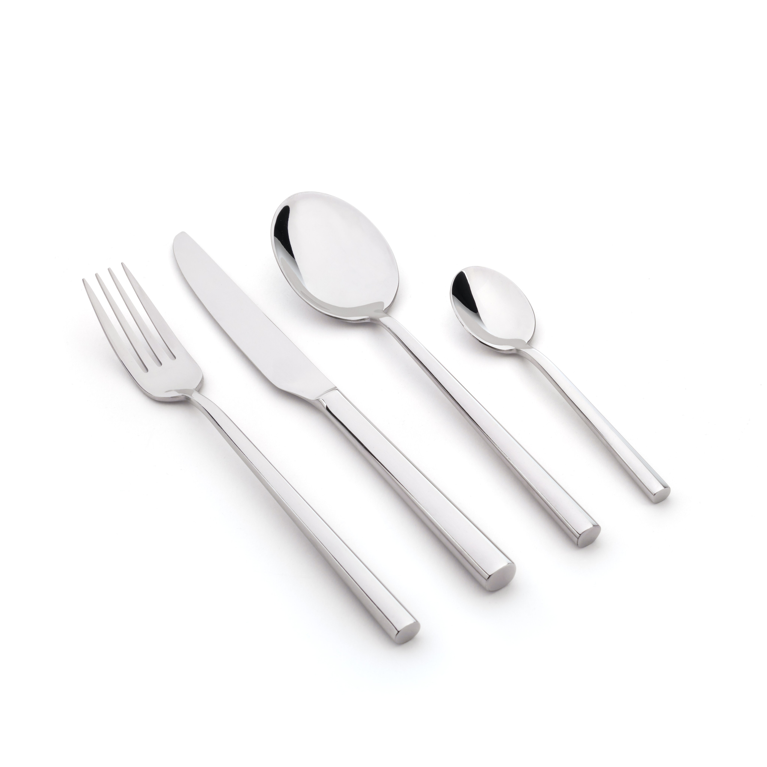 Предметная съемка набора столовых приборов из нержавеющей стали на белом фоне