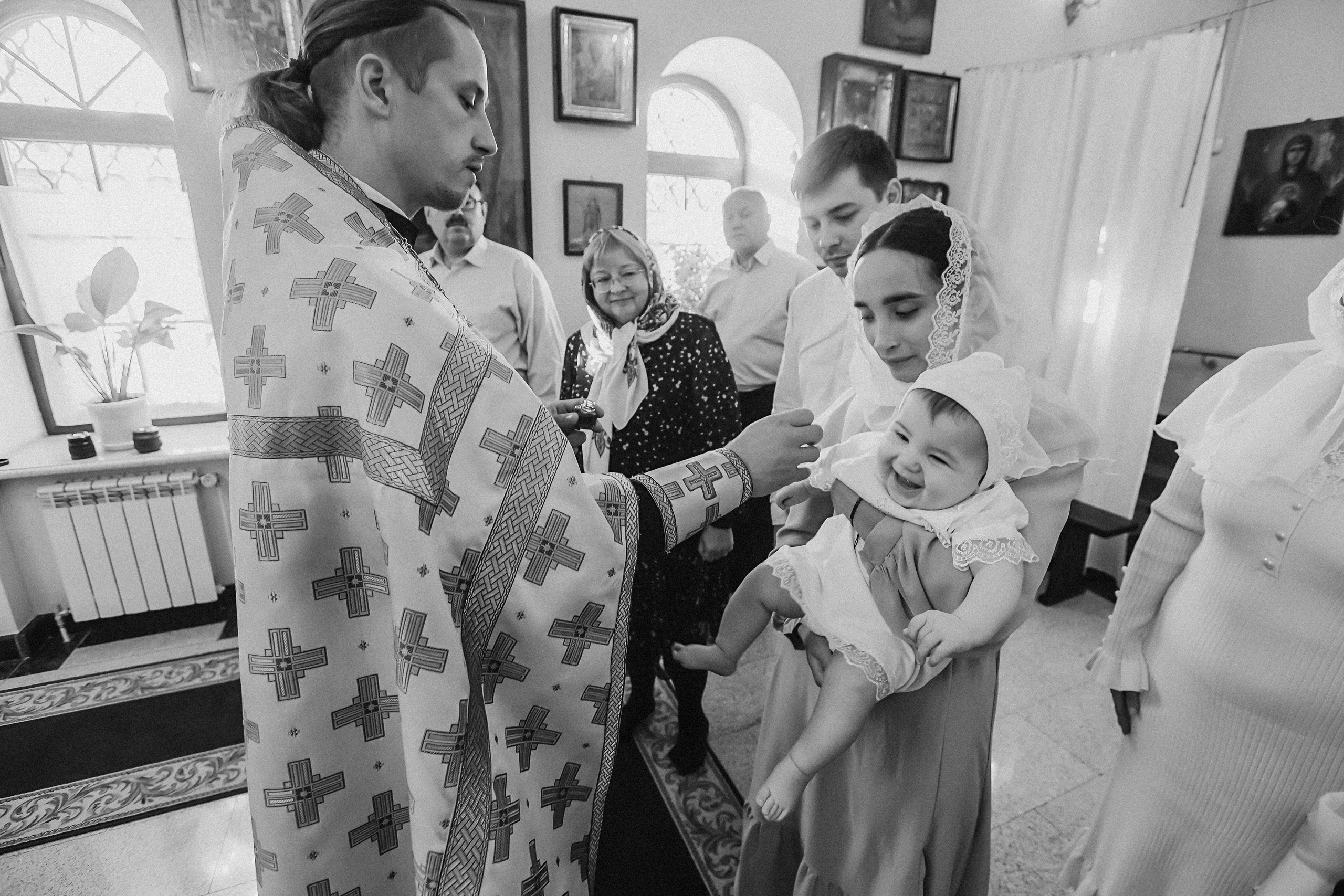 Крещение круглая церковь. Семейный фотограф Тюмень, фотограф на роды Салмина Мария