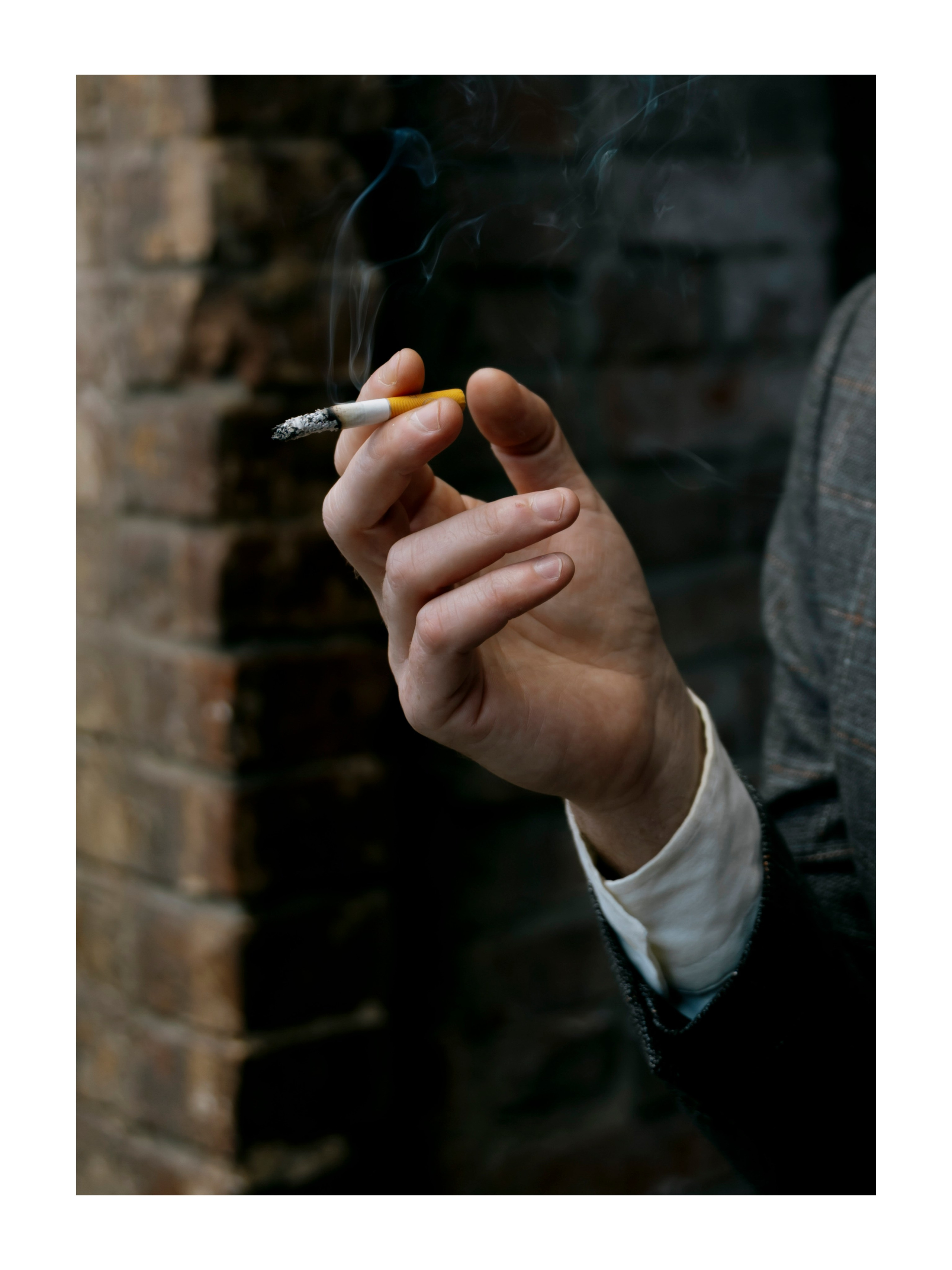 рука с сигаретой