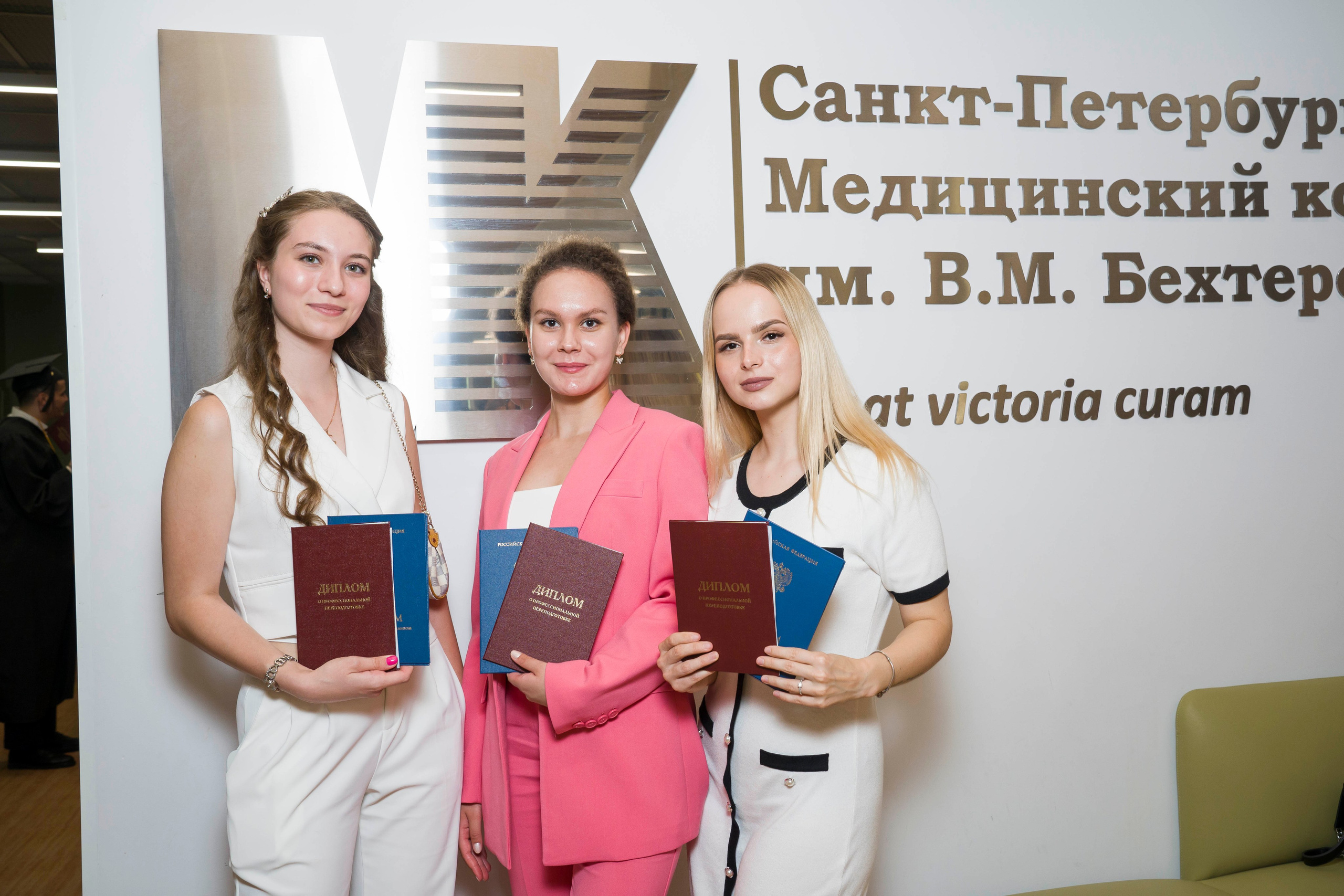 Выпускной в медколледже. Фотограф в Санкт-Петербурге. Репортажная и все съёмки для бизнеса