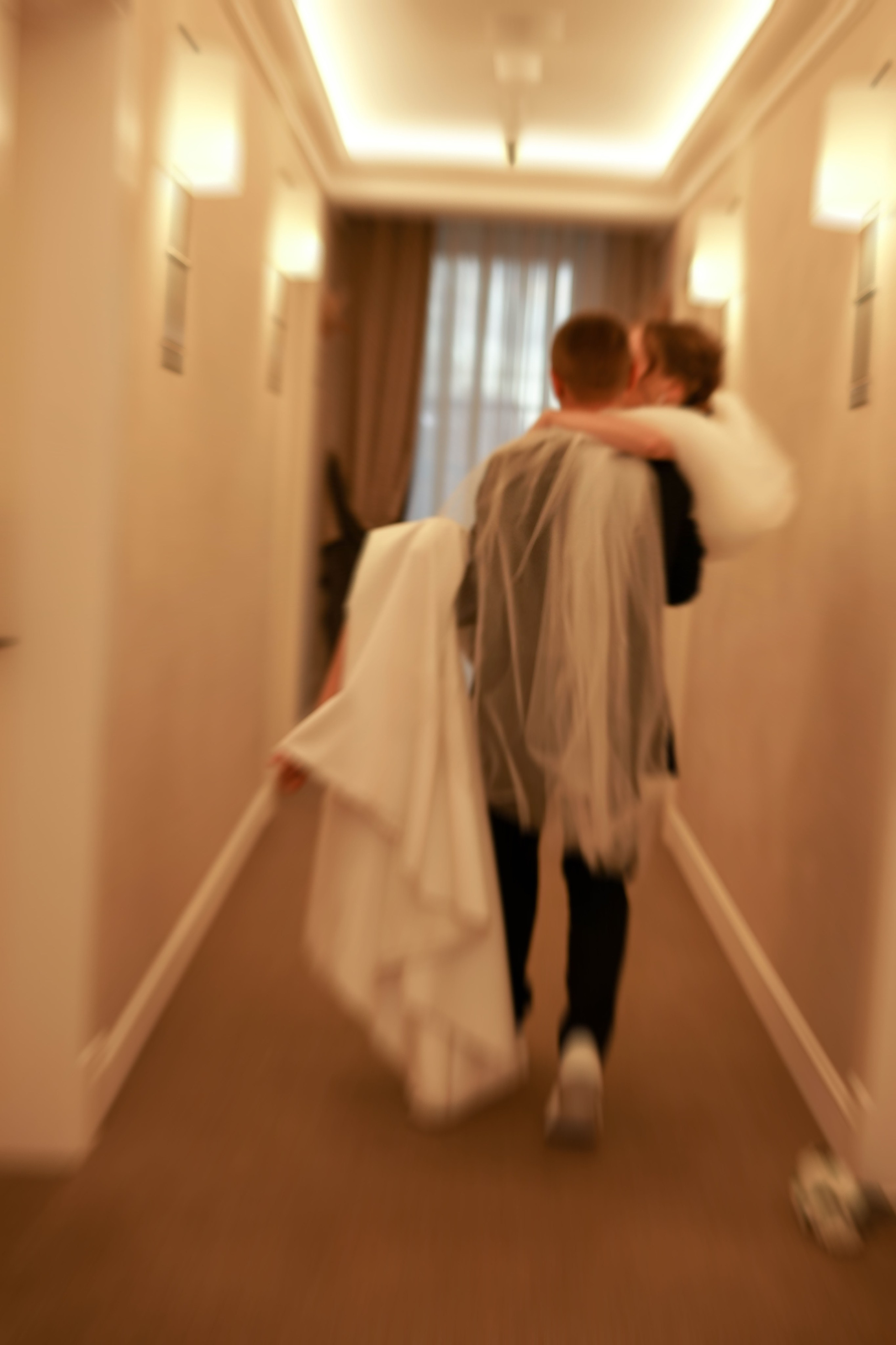 Катя и Олег: регистрация и свадебная съемка в отеле. Фотограф в Иркутске