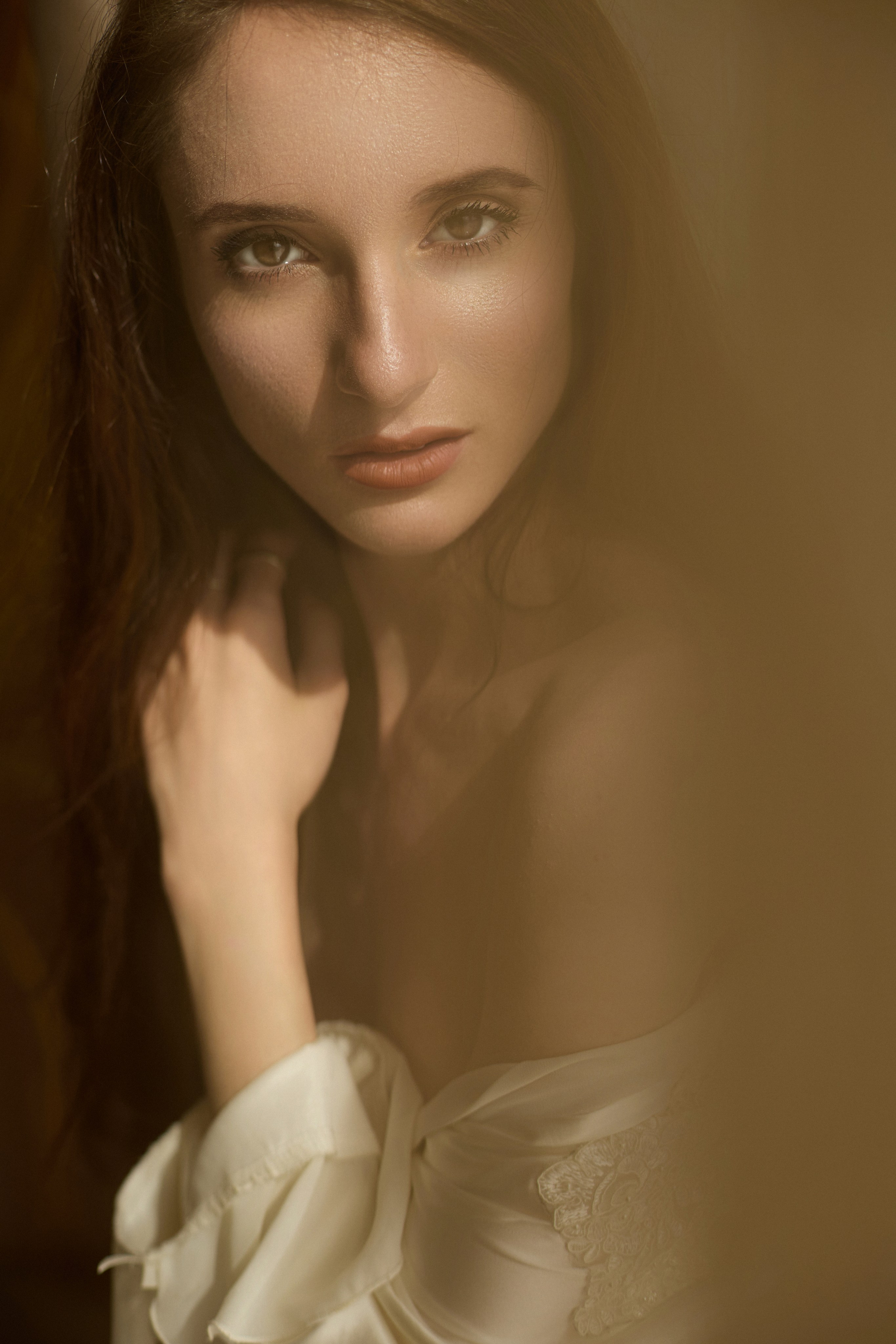 Студийный портрет молодой женщины в вечернем платье, мягкий свет, портретный фотограф 