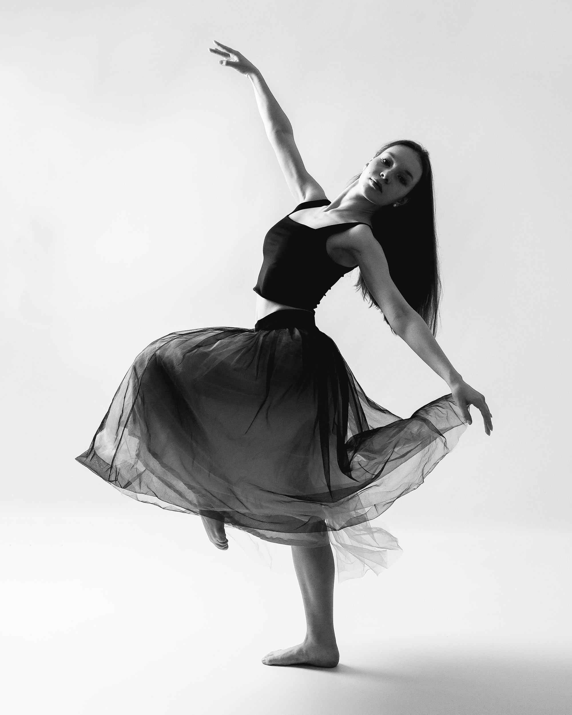 танцующая девушка в фотостудии без фотографа