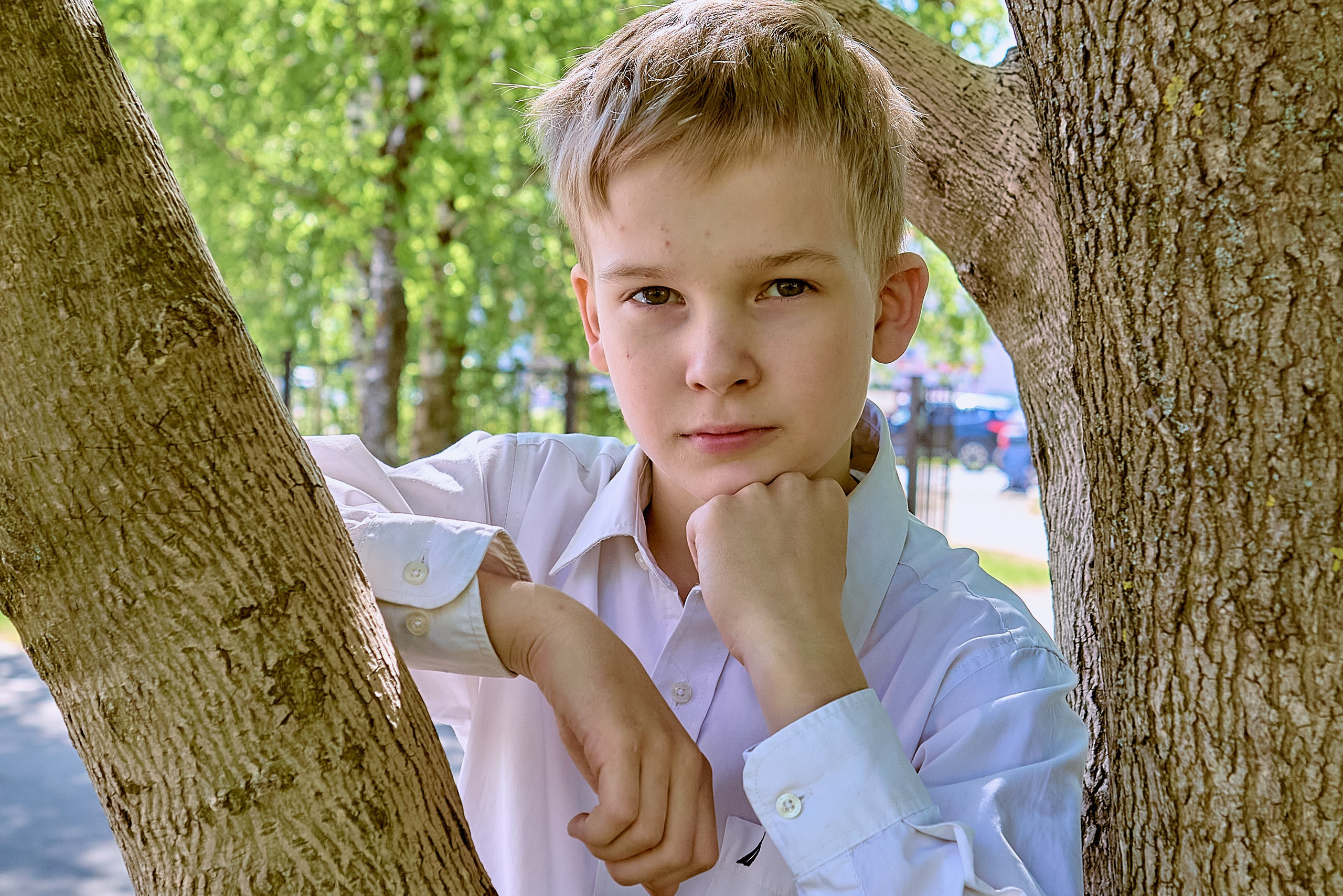 Портрет ученика весной между деревьев. Православный школьный и детский фотограф Николай Голованов. г. Дзержинск