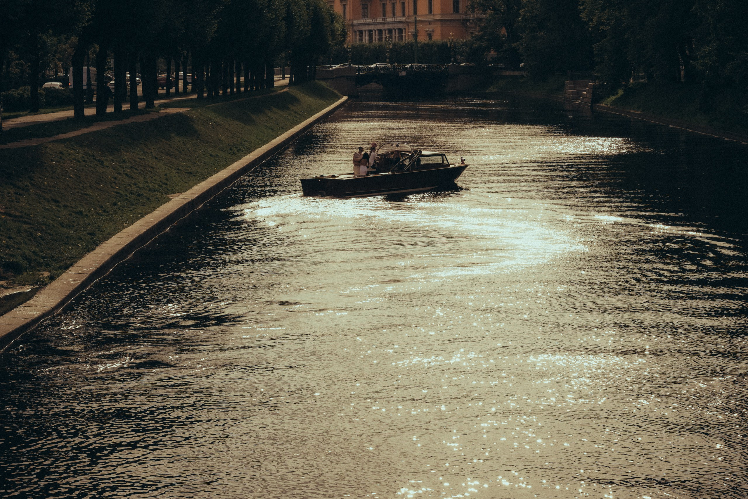 СВАДЕНБНАЯ СЬЕМКА НА КАТЕРЕ ПО КАНАЛАМ САНКТ-ПЕТЕРБУРГА И В АКВАТОРИИ НЕВЫ. Профессиональный фотограф, Санкт-Петербург — Виктория Богомолова
