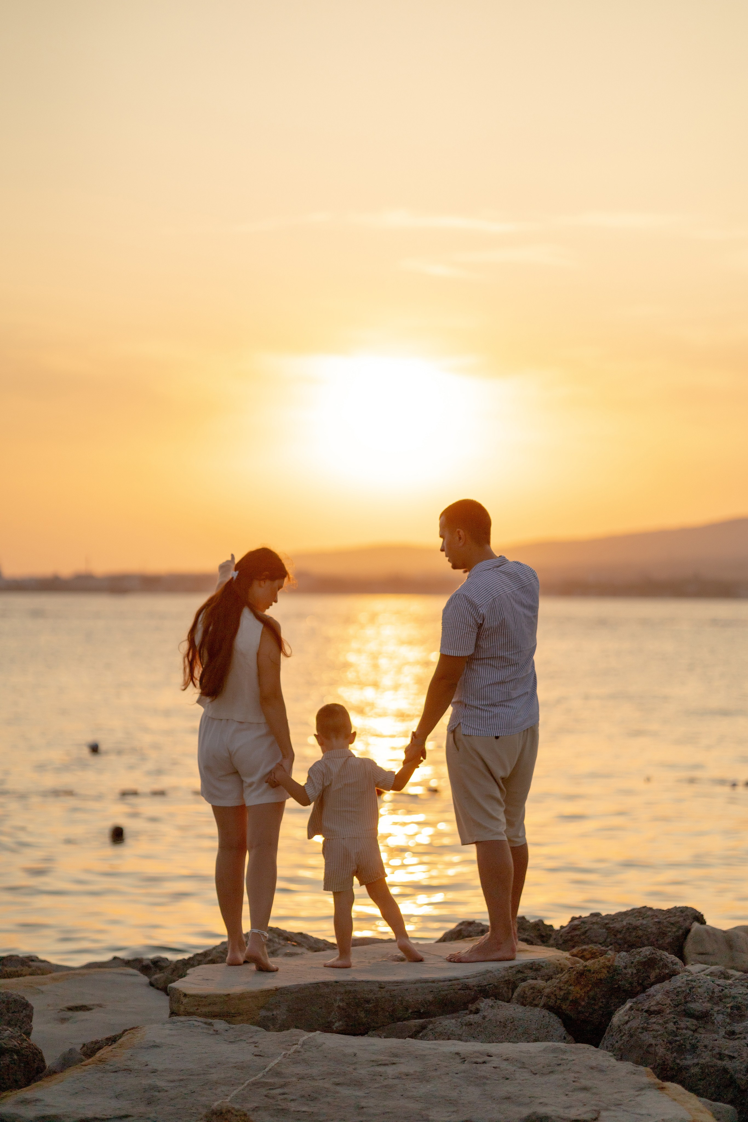 Закат на пляже Метрополь. Семейный и портретный фотограф в Геленджике Любовь Бодрова