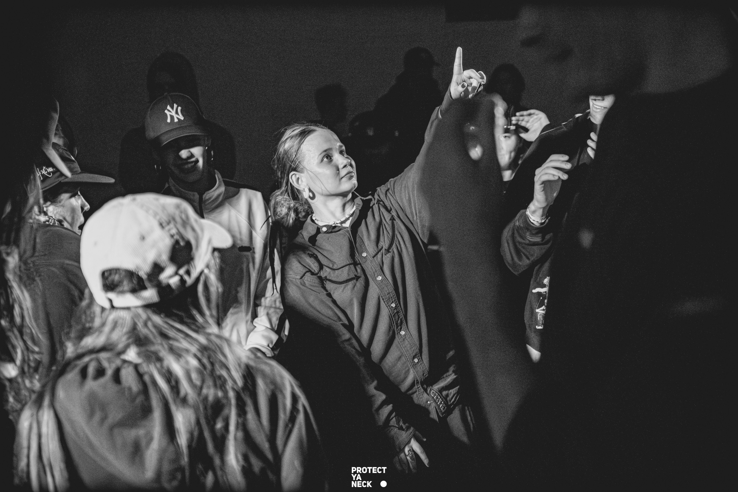 PROTECT YA NECK 22/03 (@youlovebu). Соня бу тебя сфоткала