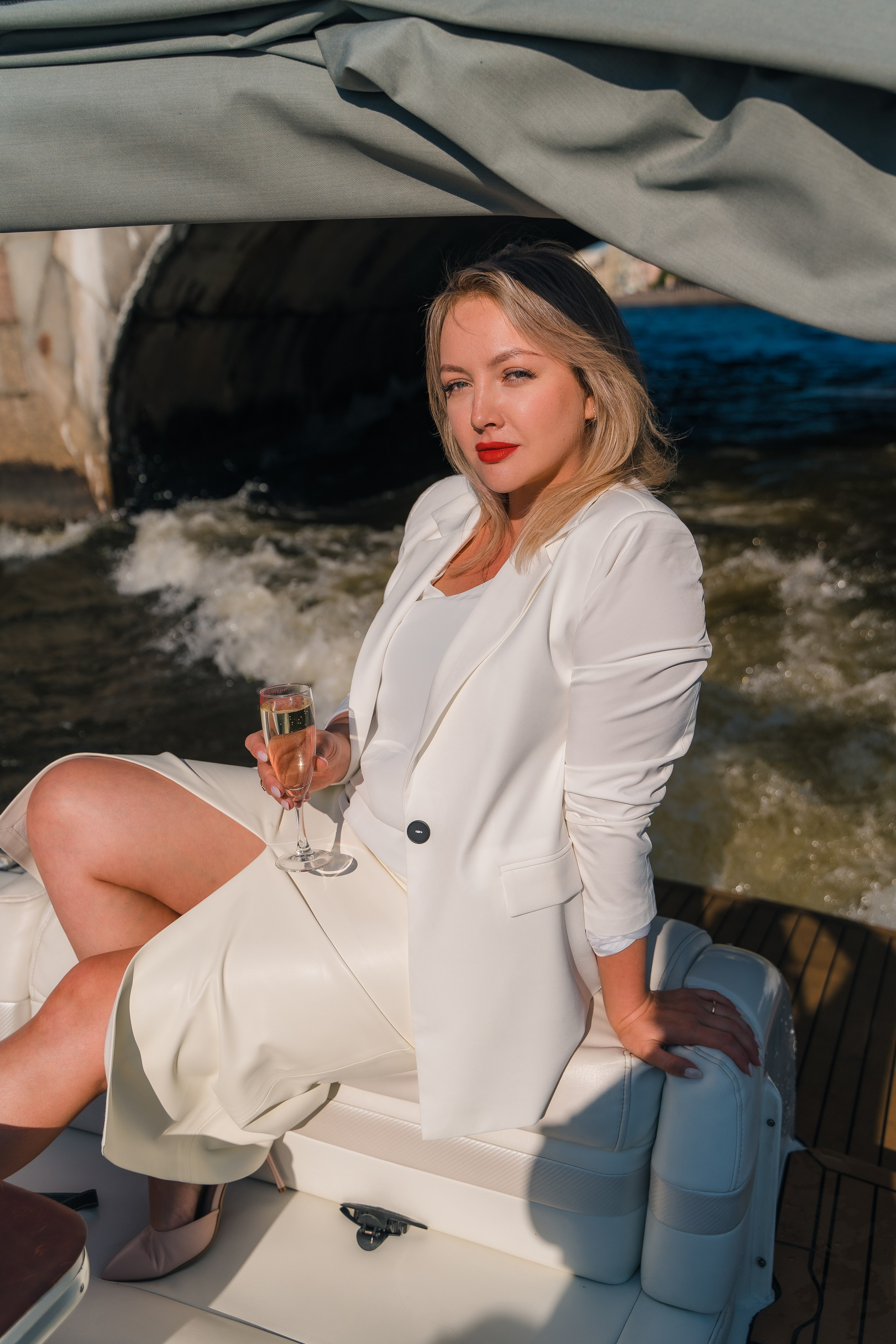 Фотосъемка девичника, встреча девушек, веселые женские портреты