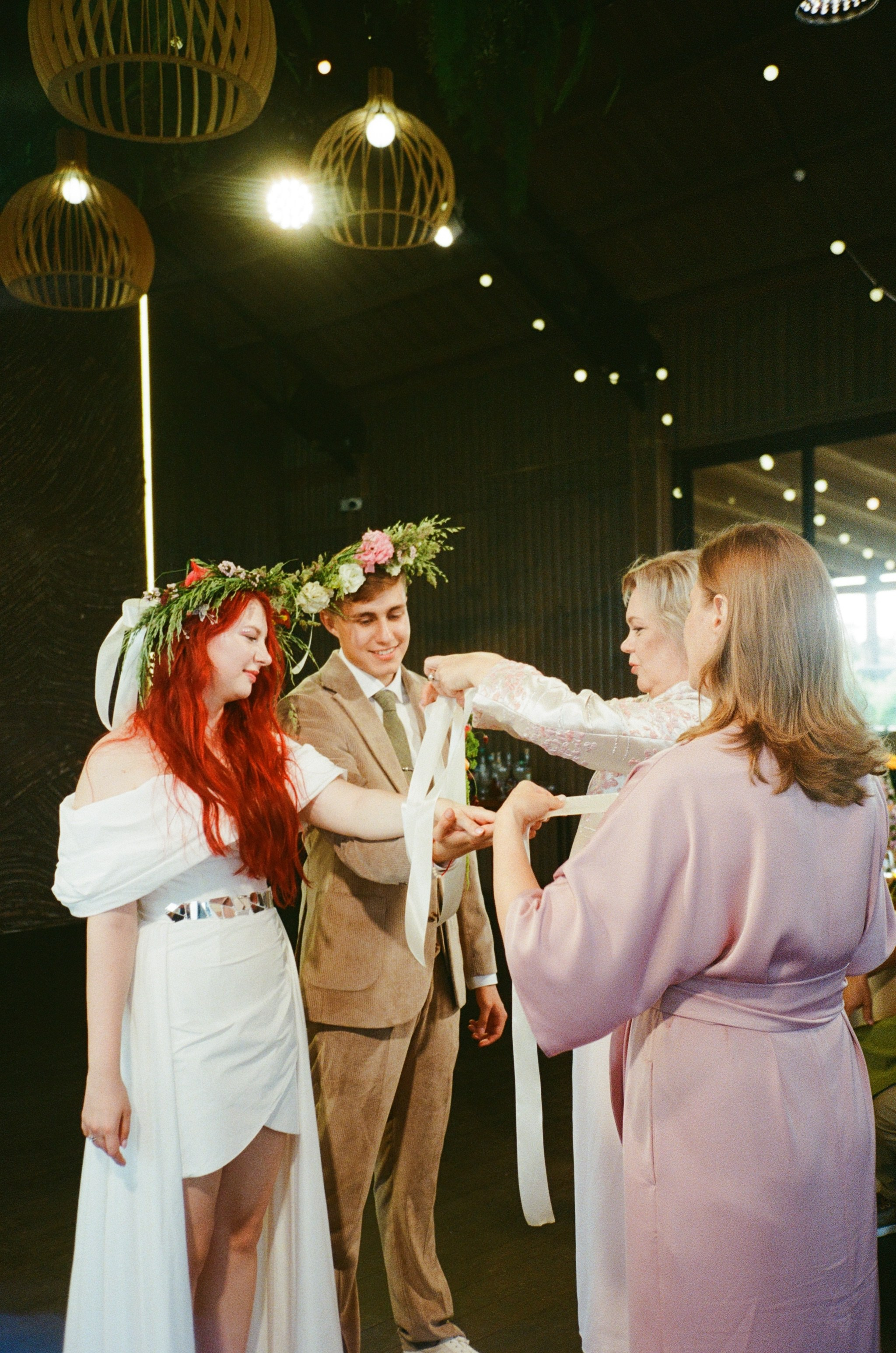 Пленка Роман и Анастасия. Свадебный и репортажный фотограф Элина Козырьянова