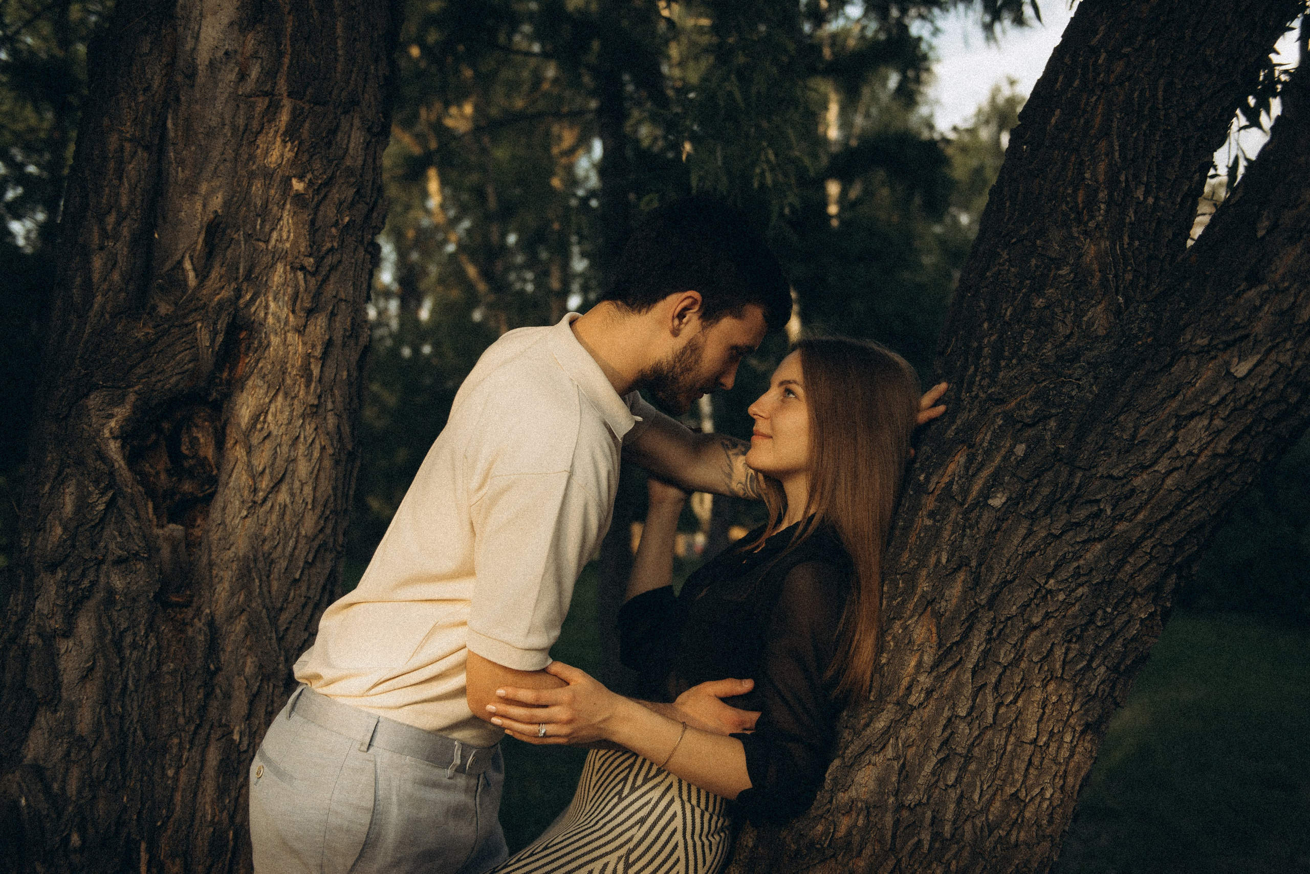 Влюбленные у ствола старого дерева, романтический взгляд. Фотосессия на Михайловской набережной Новосибирска, фотограф Василий Дан.