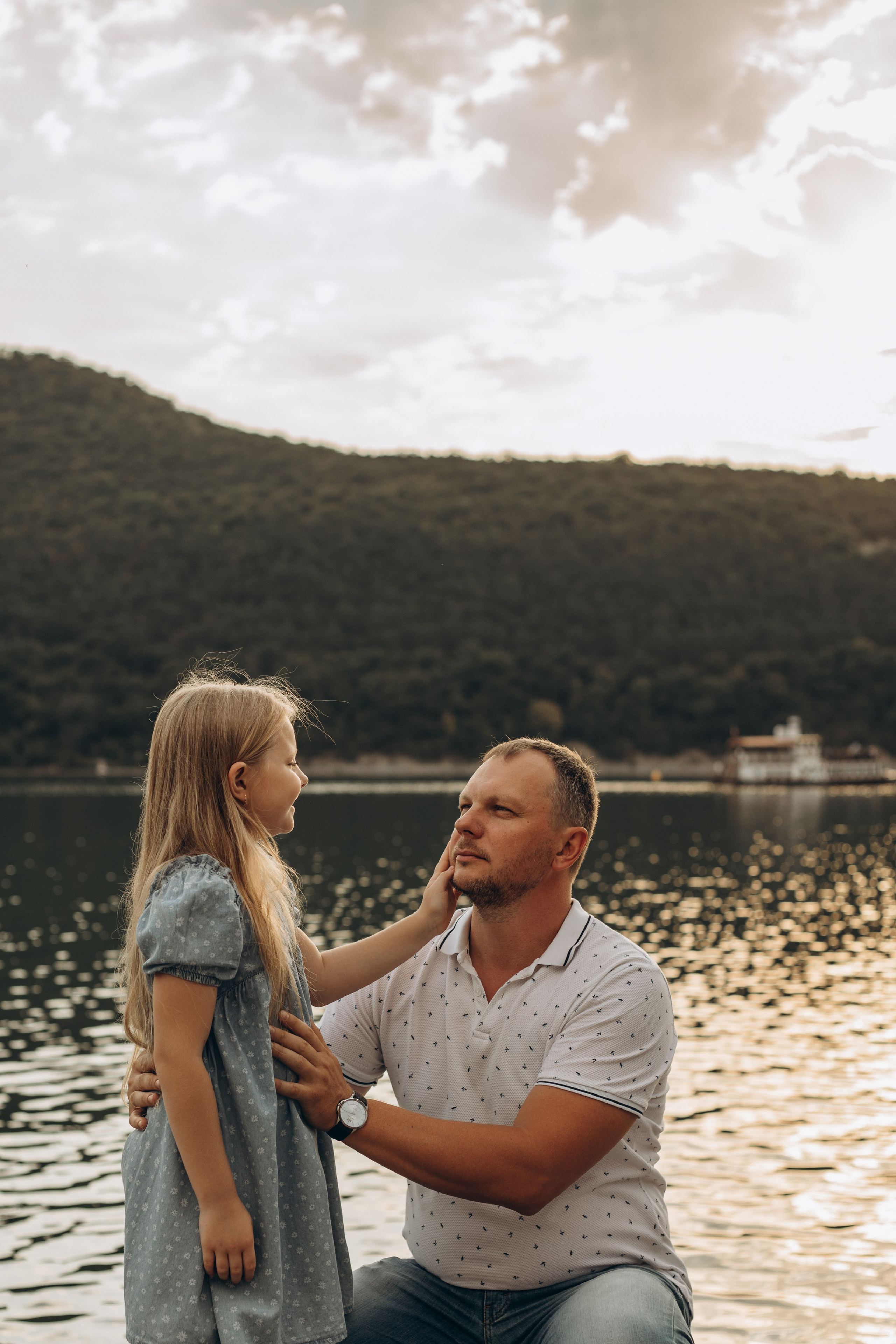 Антон, Тамара, Алиса и Ева — летний вечер у озера. Семейный фотограф Новороссийск, Анапа, Геленджик — Юлия Давыдова