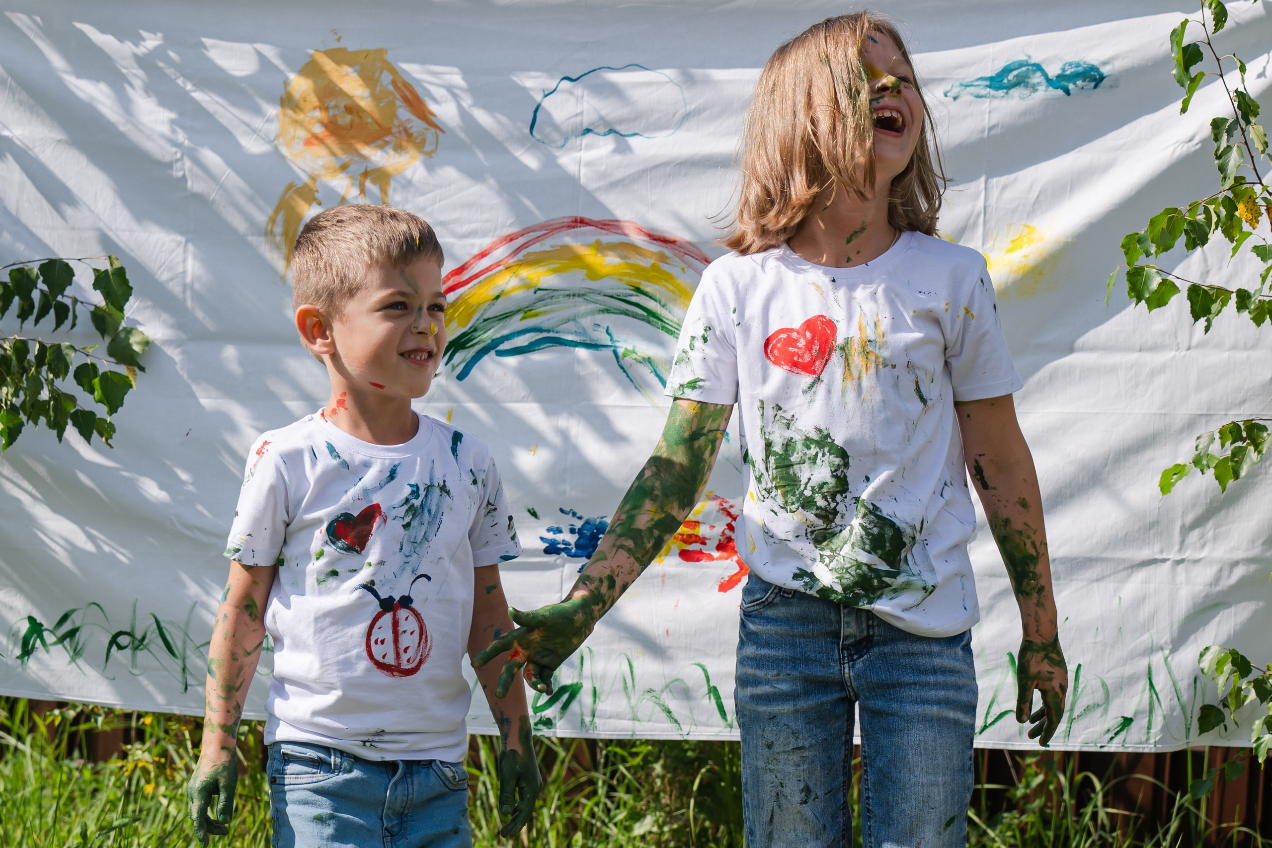 Детская фотосессия на природе. Фотосъемка детей с красками. фотосессия, где дети рисуют, смеются и пачкаются красками. Ловим настоящие эмоции вашего ребенка на природе в Москве. Яркие кадры для вашего семейного архива.