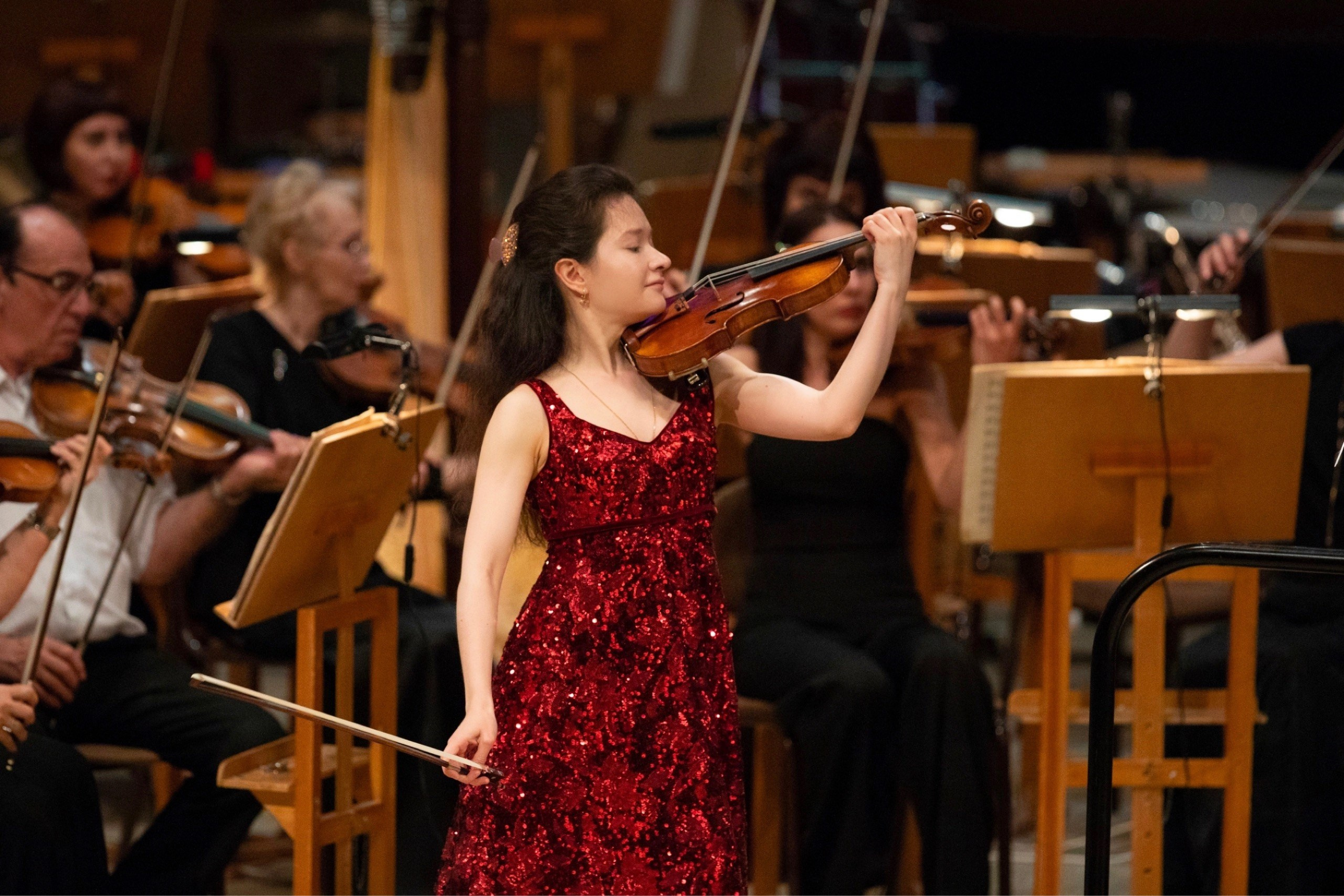 На сцене. Скрипачка Анна Савкина