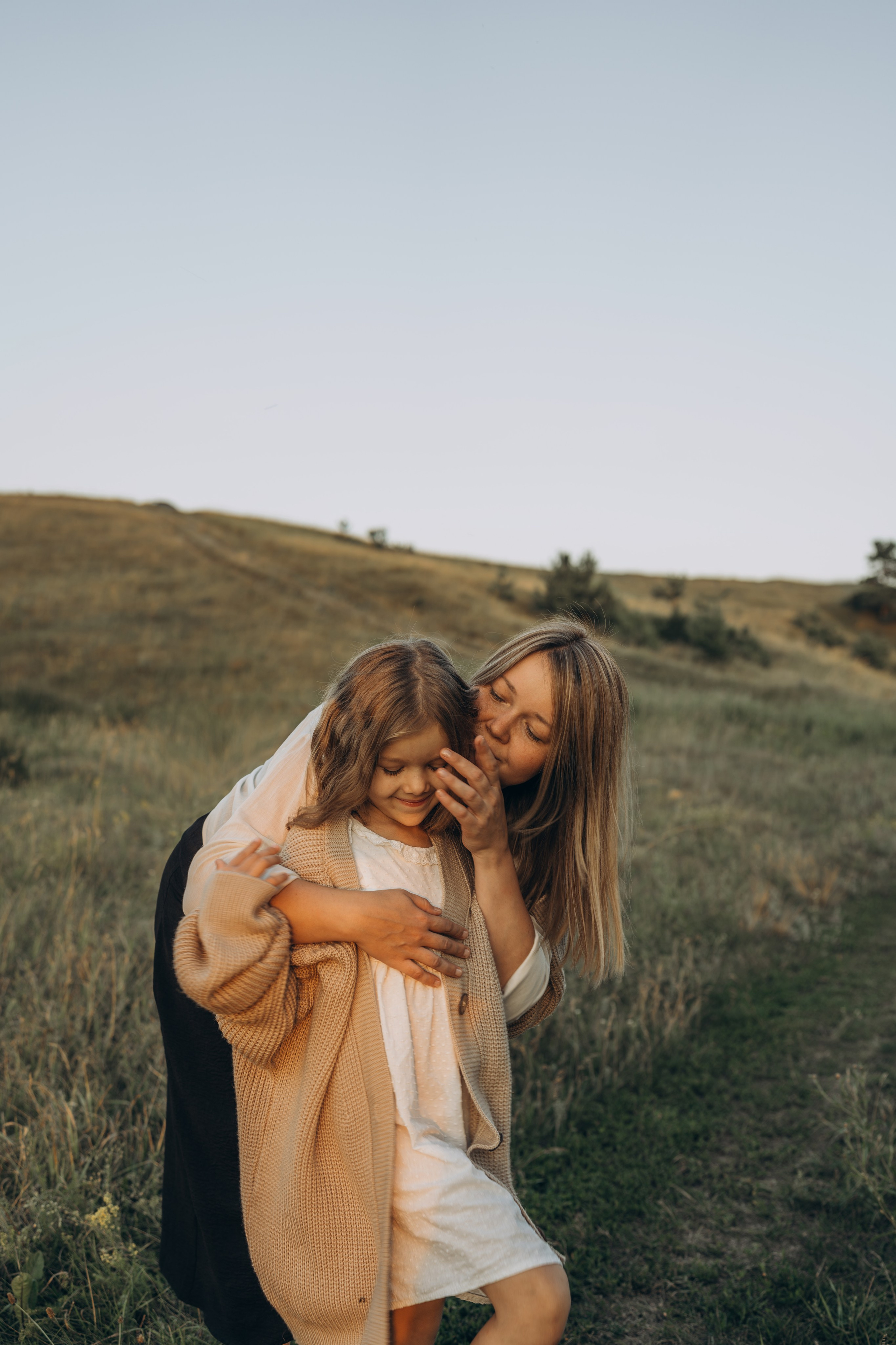 Летний луг, закат. Семейный фотограф Москва. Фотограф беременности и материнства Москва