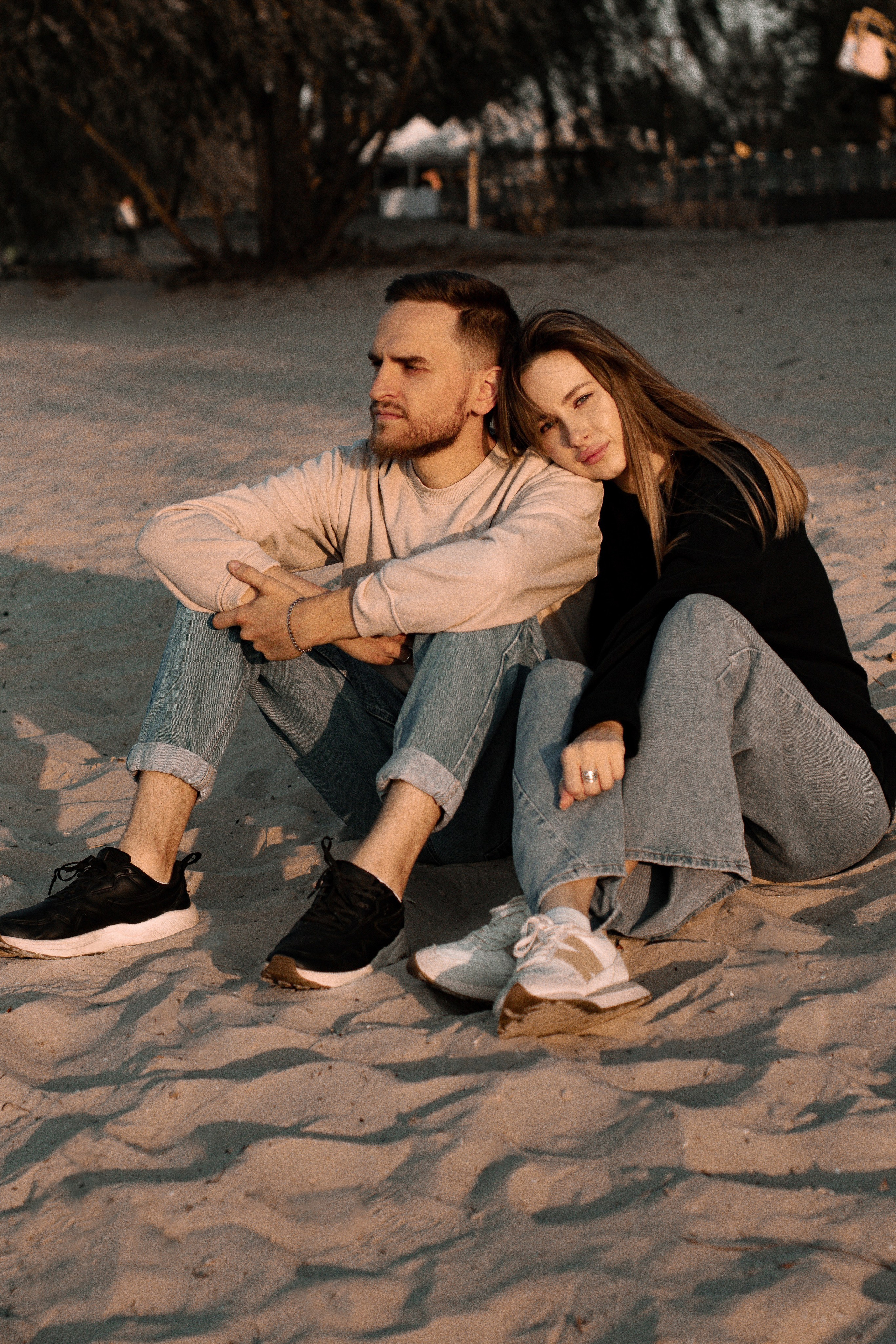 Красивая пара на песке.