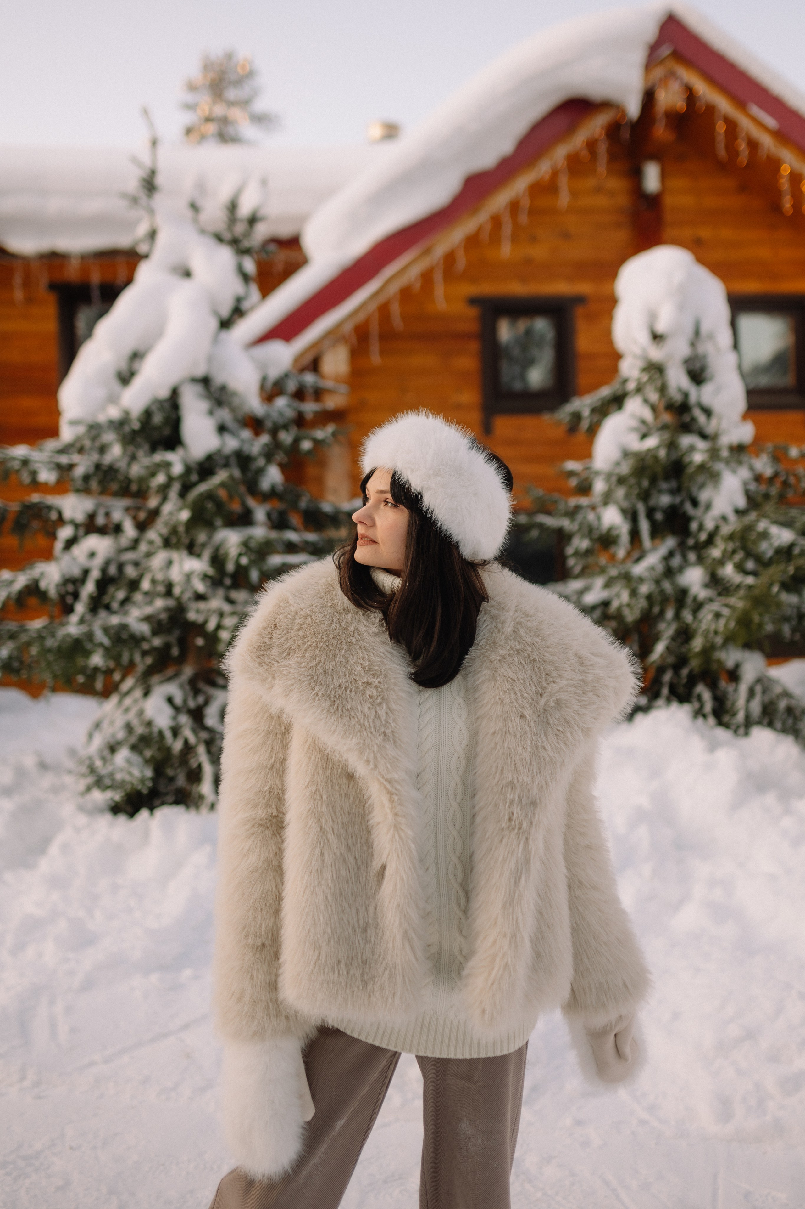 Снег покрывает землю около турбазы в Мурманске зимой