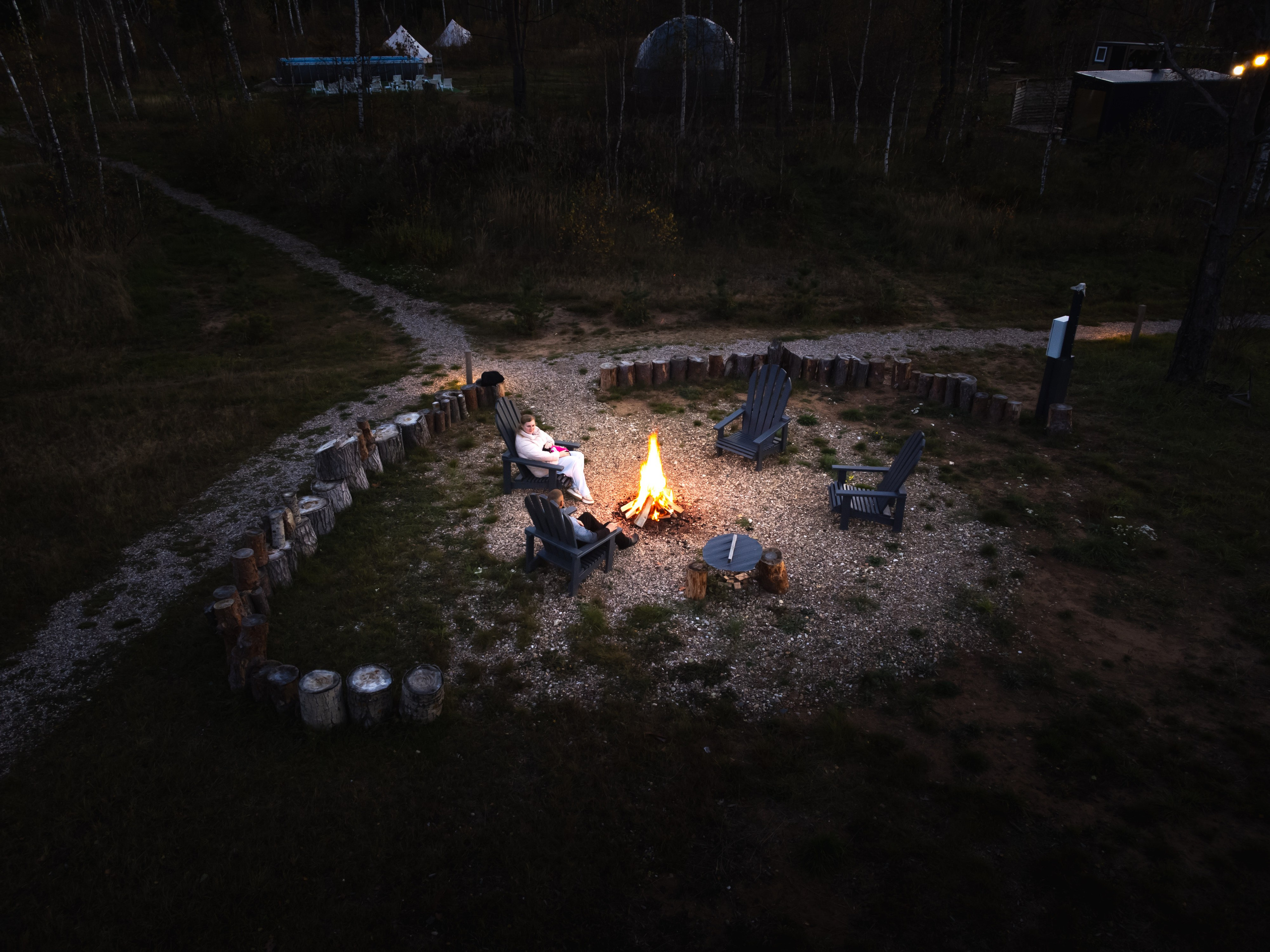 Костровая зона, трава, осень, лес, природа, база отдыха, загородный клуб, "ПОБЕГ ИЗ ГОРОДА", ночь, люди сидят у костра