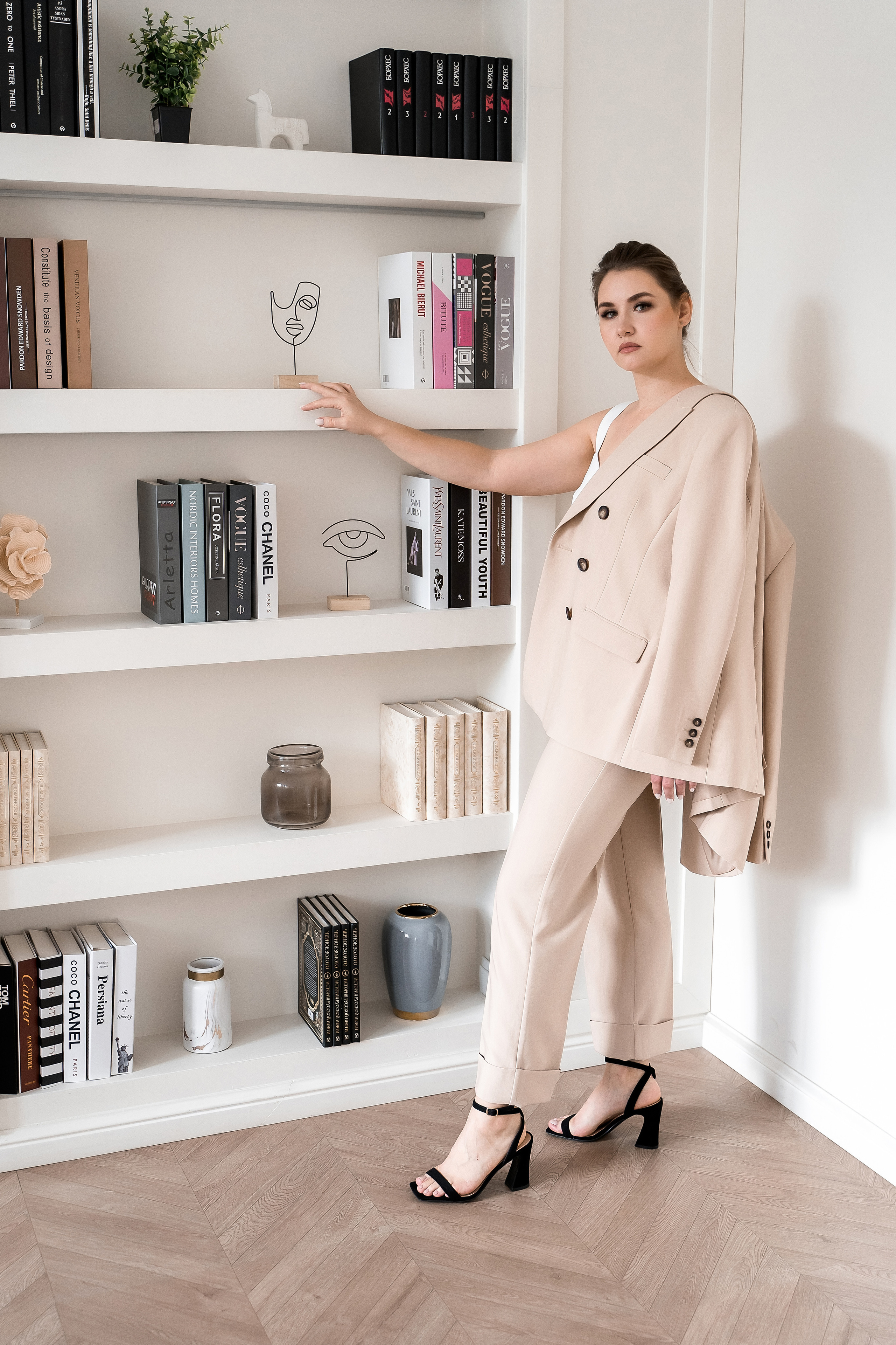 Женский фотограф в Москве и Московской области. Женская фотосессия. Женственные фотографии. Фотографии красивых женщин. Красивая стильная женская фотосессия. Контент-фотосессия. Визуал для блога.