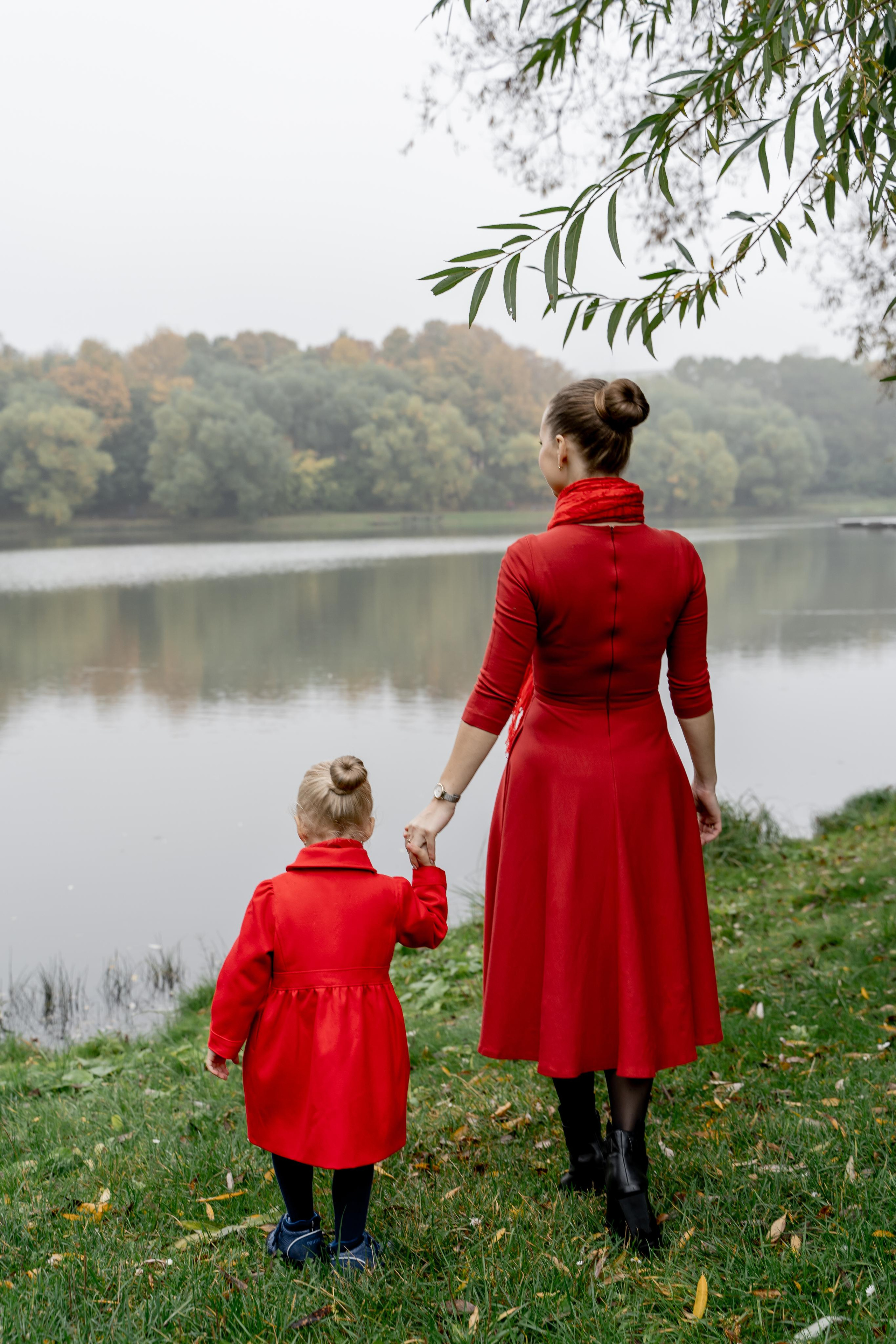 Семейная фотосессия в парке. Прогулочная фотосессия в Москве. Семейный фотограф. Фотосессия в Москве. Фотосессия в Видном. Фотограф Москва. Фотограф Видное. Свадебный и семейный фотограф. Душевный фотограф. Красивые фотографии прогулок. Заказать фотосессию. 