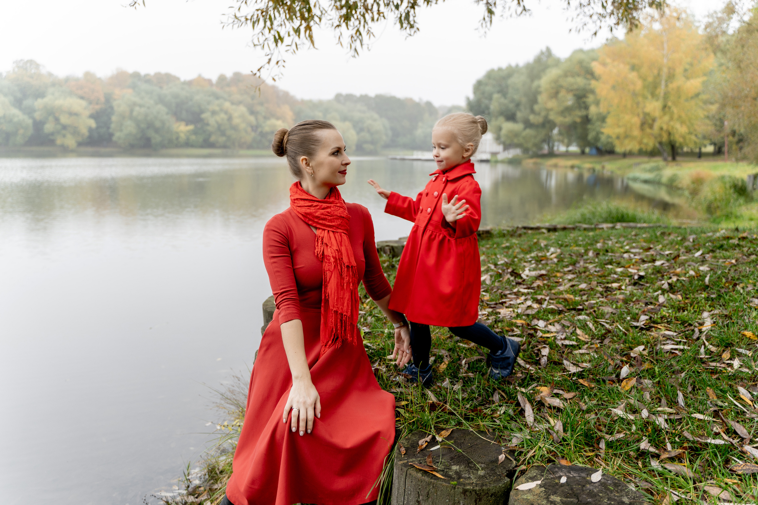 Семейная фотосессия в парке. Прогулочная фотосессия в Москве. Семейный фотограф. Фотосессия в Москве. Фотосессия в Видном. Фотограф Москва. Фотограф Видное. Свадебный и семейный фотограф. Душевный фотограф. Красивые фотографии прогулок. Заказать фотосессию. 