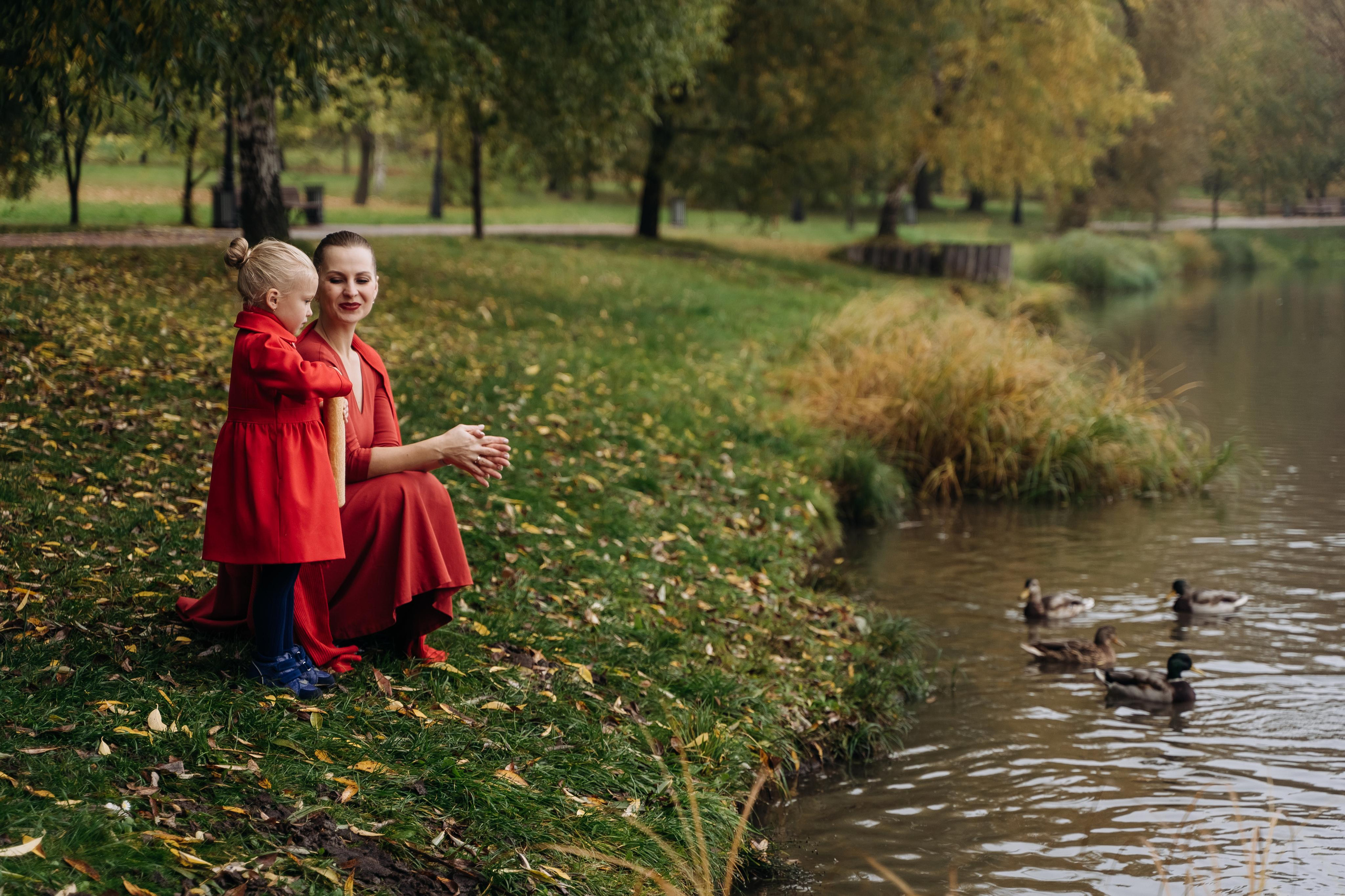 Семейная фотосессия в парке. Прогулочная фотосессия в Москве. Семейный фотограф. Фотосессия в Москве. Фотосессия в Видном. Фотограф Москва. Фотограф Видное. Свадебный и семейный фотограф. Душевный фотограф. Красивые фотографии прогулок. Заказать фотосессию. 
