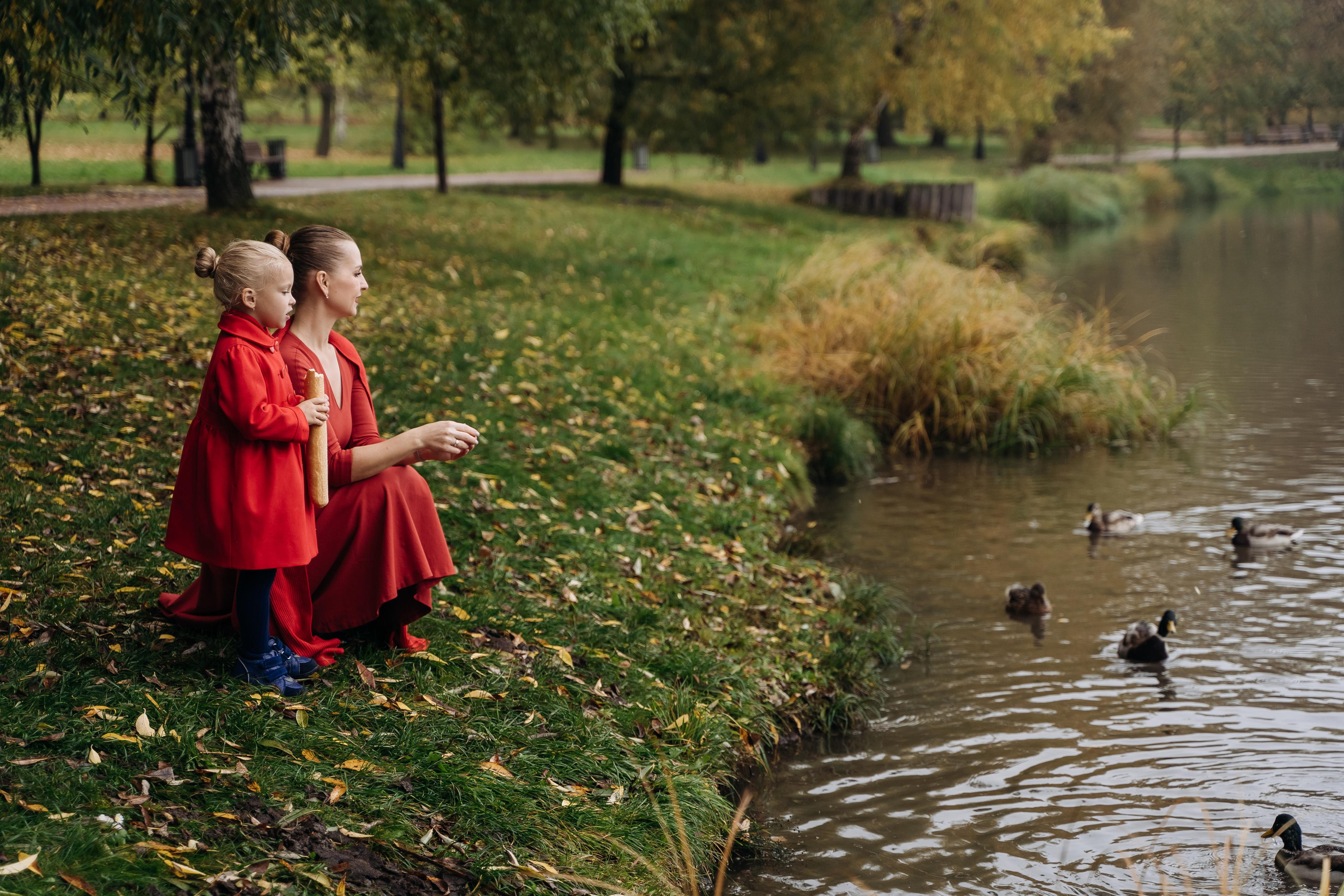 Семейная фотосессия в парке. Прогулочная фотосессия в Москве. Семейный фотограф. Фотосессия в Москве. Фотосессия в Видном. Фотограф Москва. Фотограф Видное. Свадебный и семейный фотограф. Душевный фотограф. Красивые фотографии прогулок. Заказать фотосессию. 