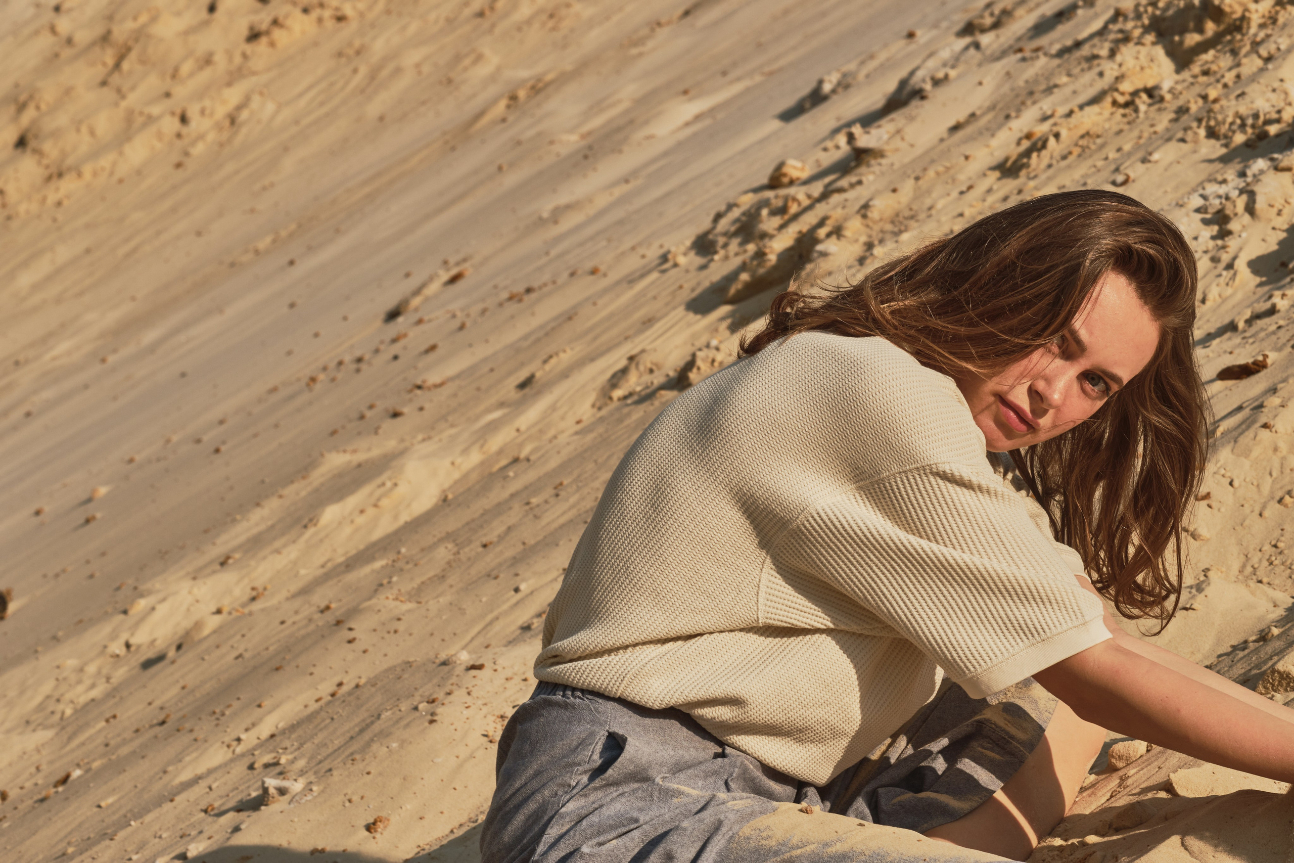 Светлана в пустыне (на пляже). Фотограф Максим Ерёмин