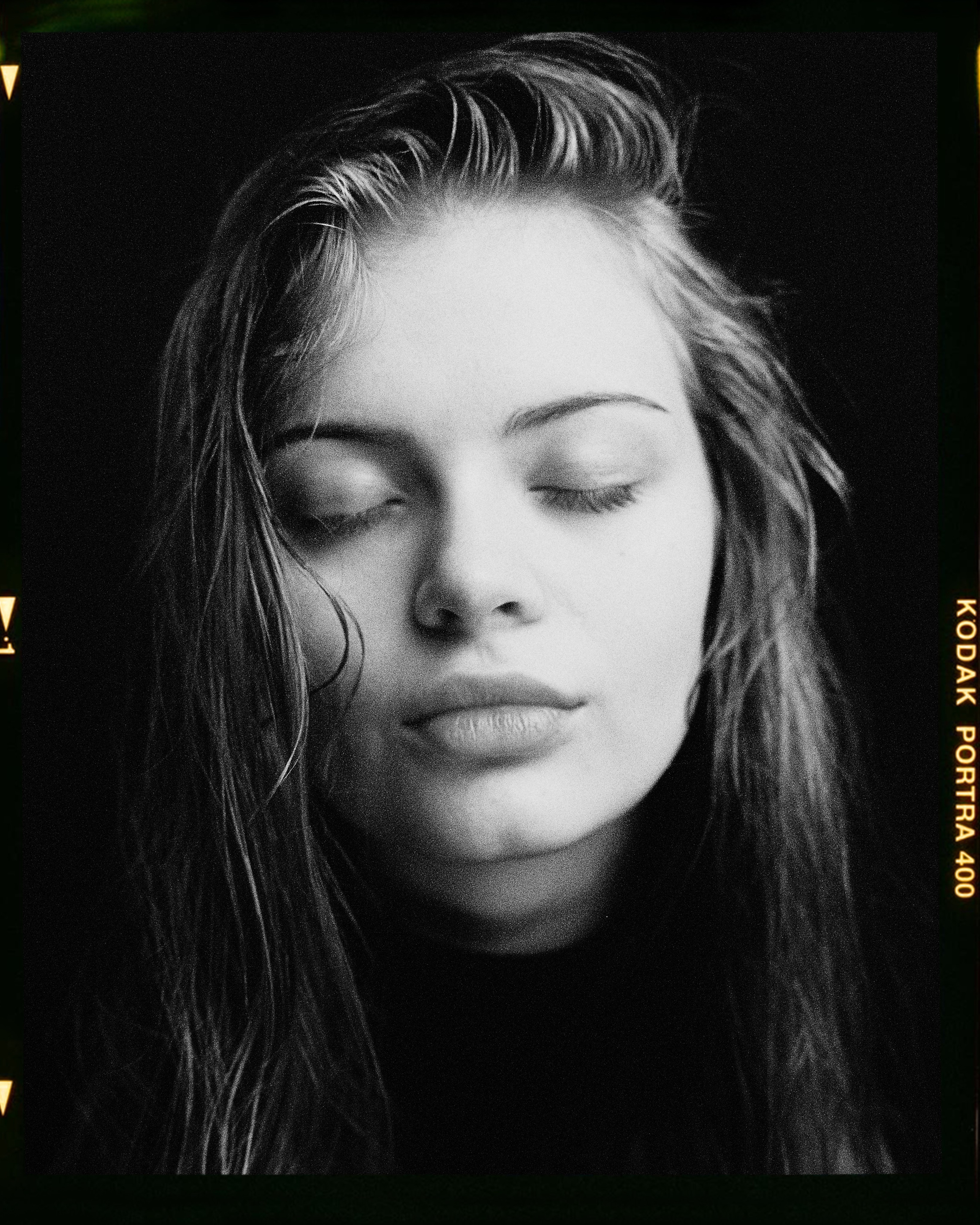 Девушка с распущенными волосами с закрытыми глазами