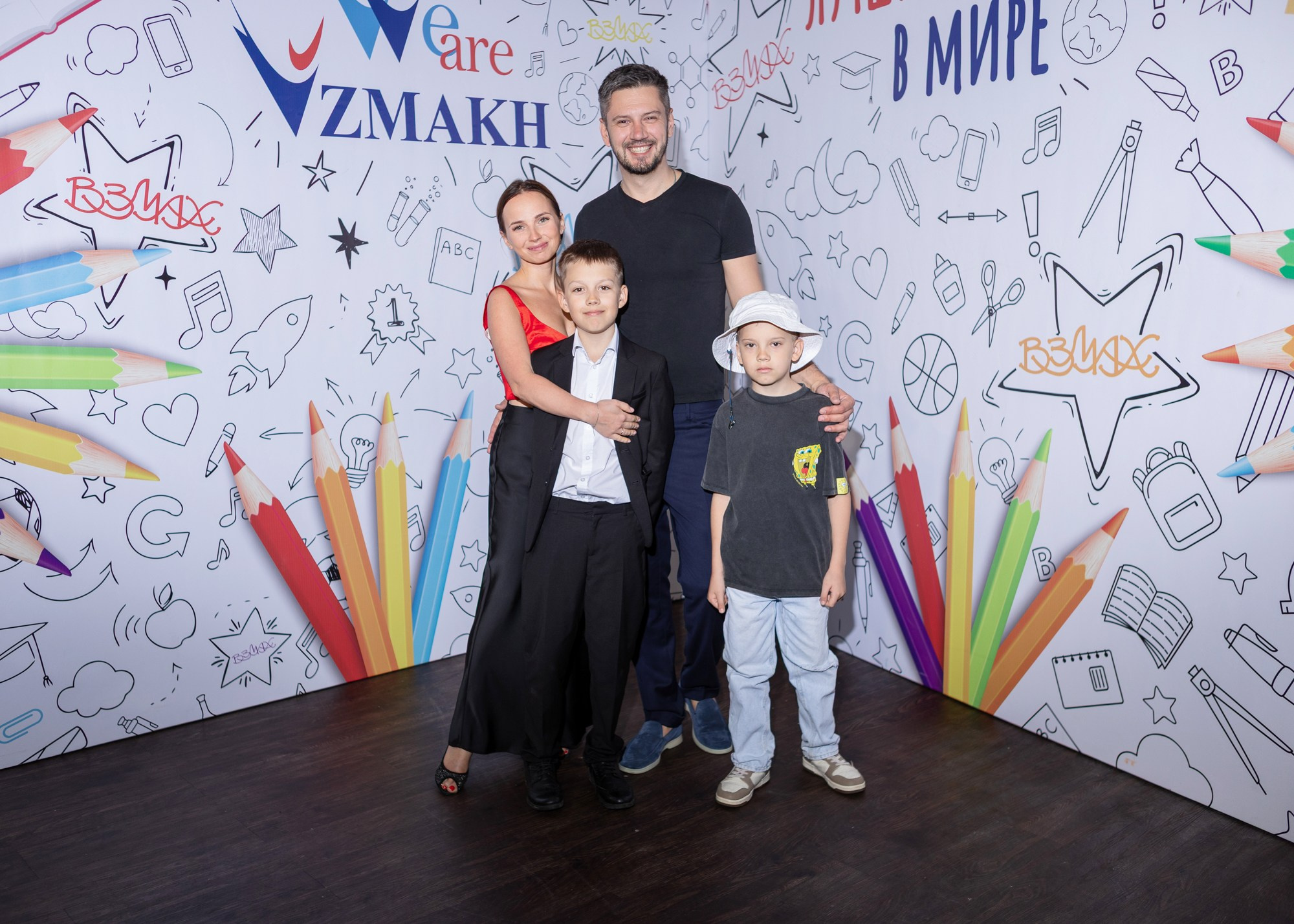 Яркая фотосессия для выпускного 4 класса в ресторане Весенний лофт. Семейный и детский фотограф в СПБ, Пушкин, Колпино, Славянка, Тосно