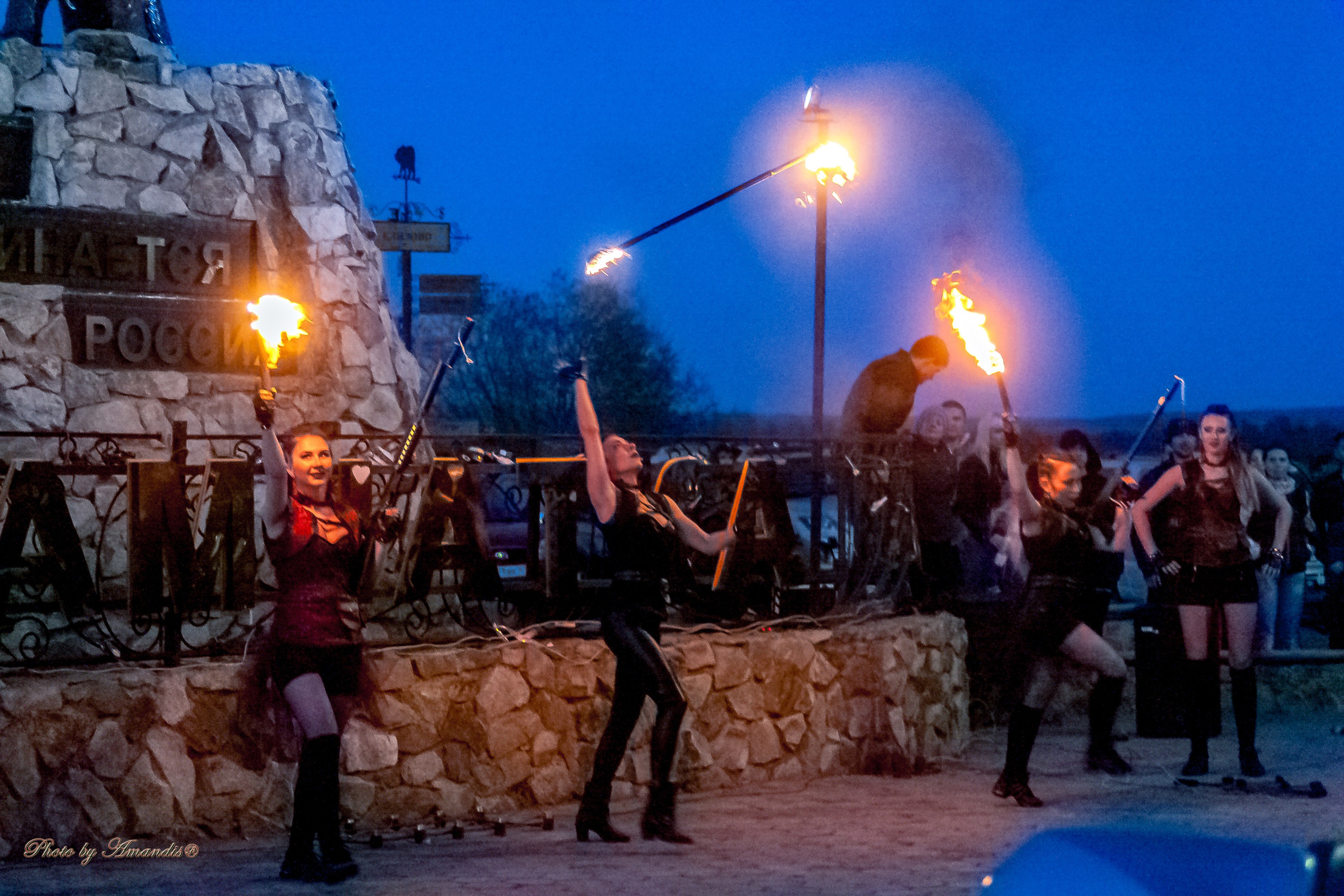 Огненное шоу у памятника «Здесь начинается Россия». Камчатка. Май 2017. Репортажная съемка в Москве и области. Анималистика