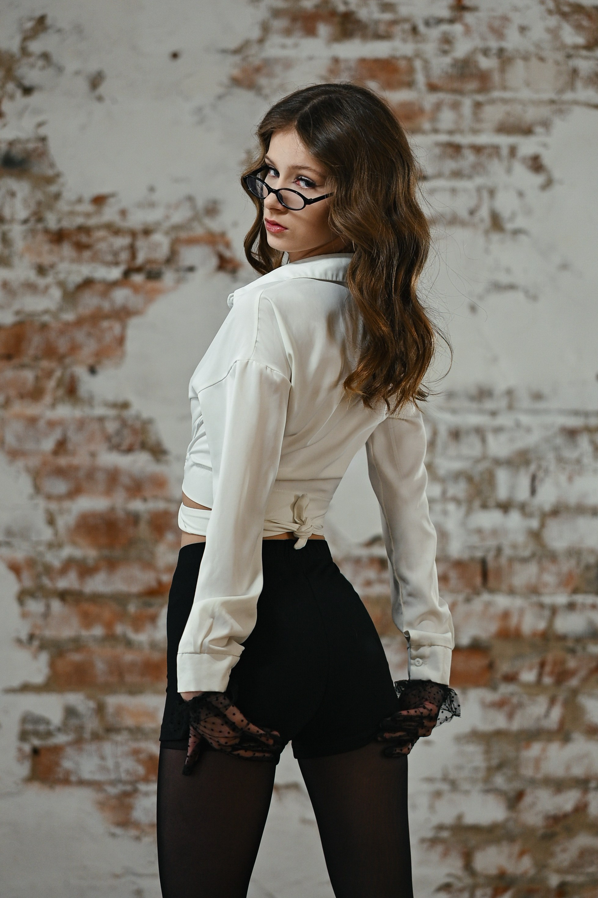 Стройная девушка в очках в стиле Вамп. Компания и фотошкола по созданию контента в Москве