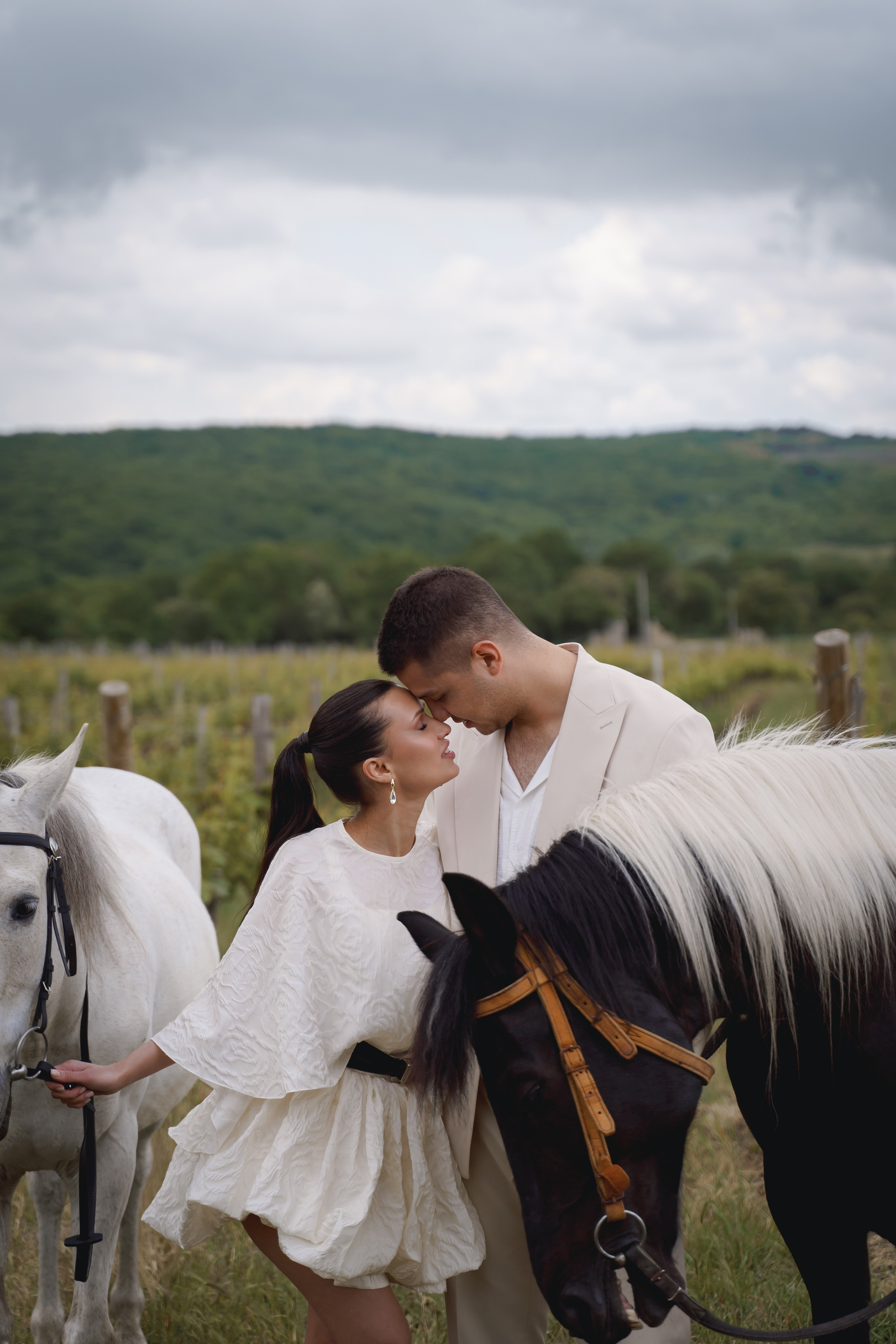 Невеста и жених наслаждаются конной прогулкой в свой особенный день в Анапе