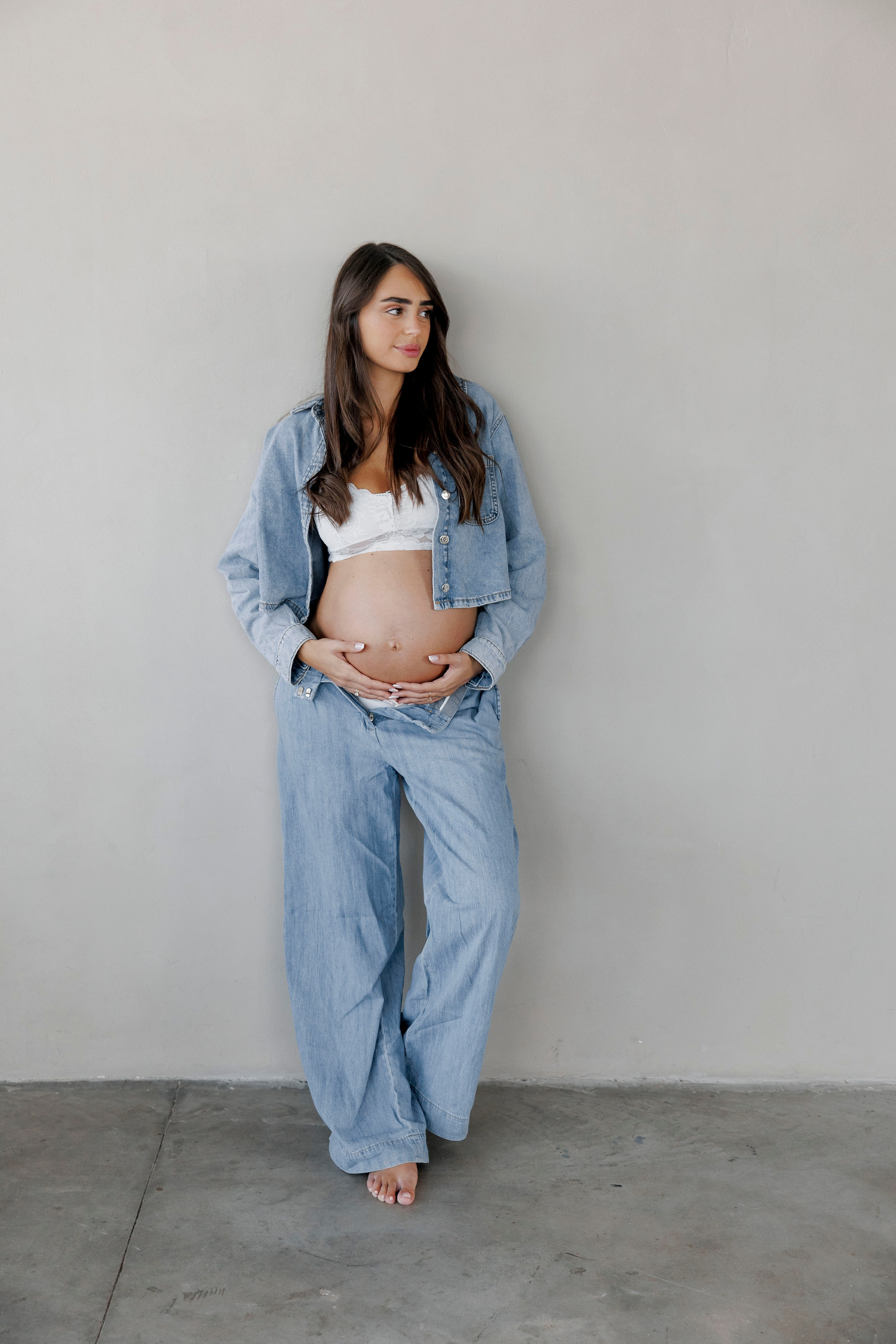 Pregnancy photoshoot inside the studio in Tel Aviv. Главная