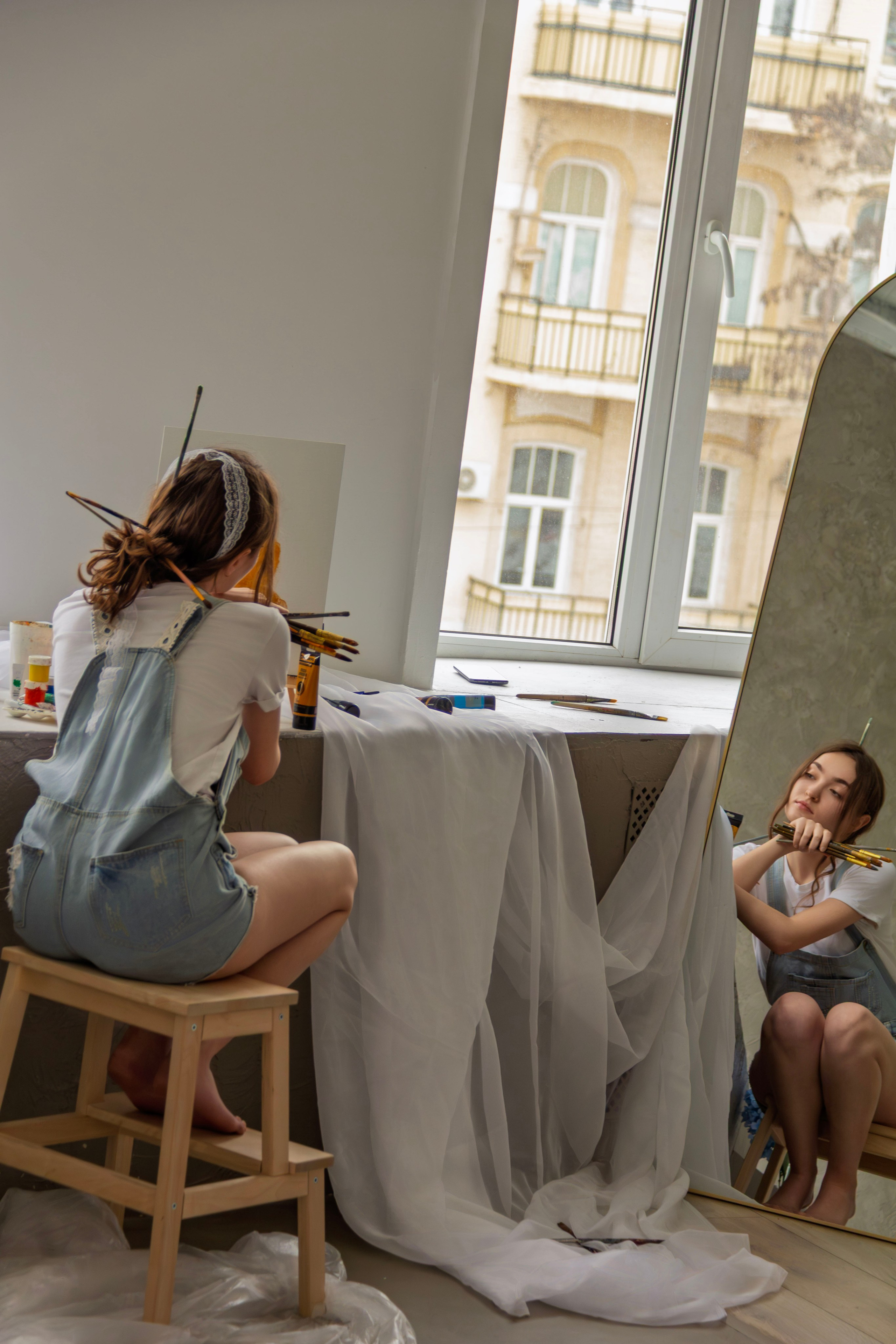 Женский портрет с красками. Главная