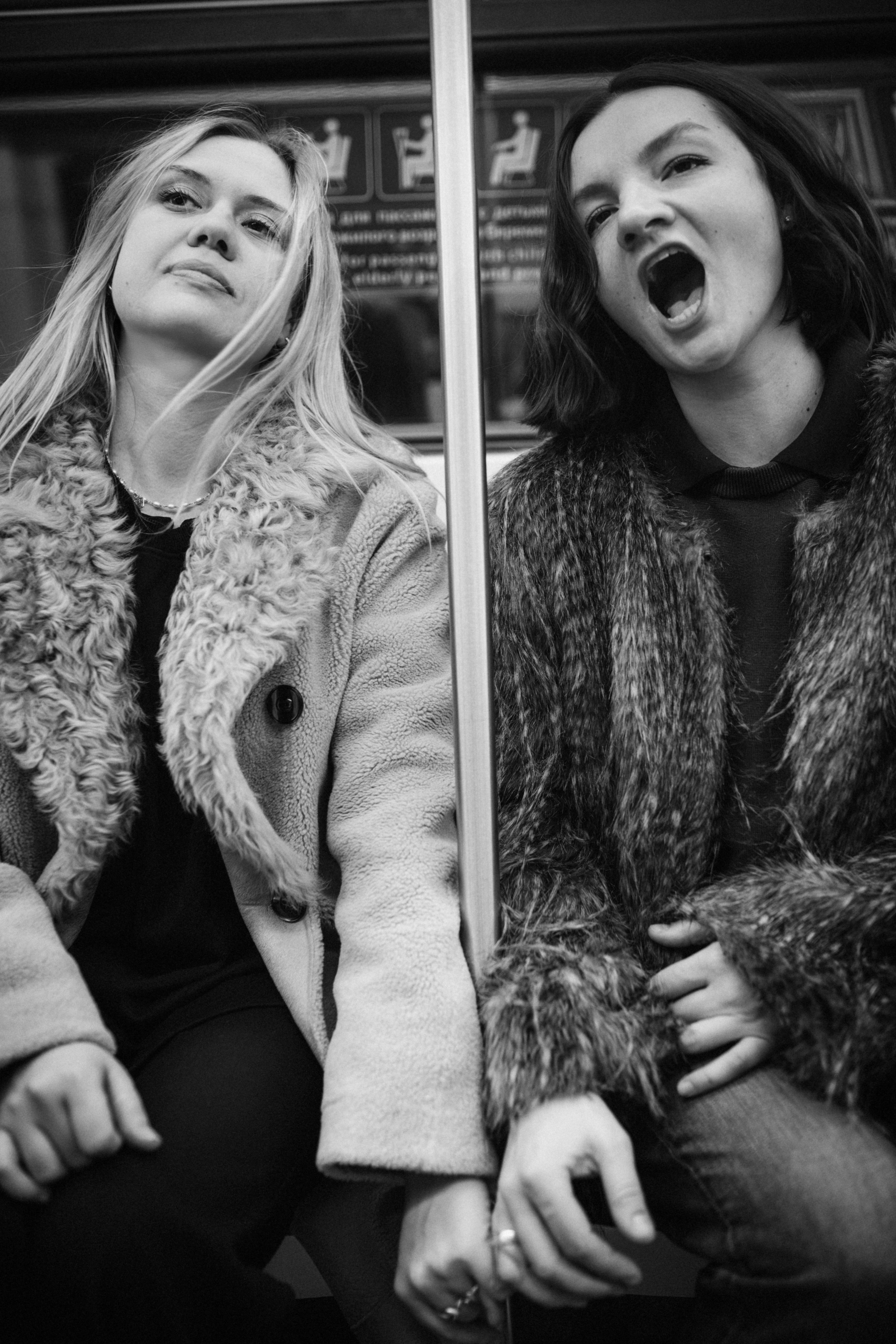 Катя и Кристина в метро. Klerout Photographer