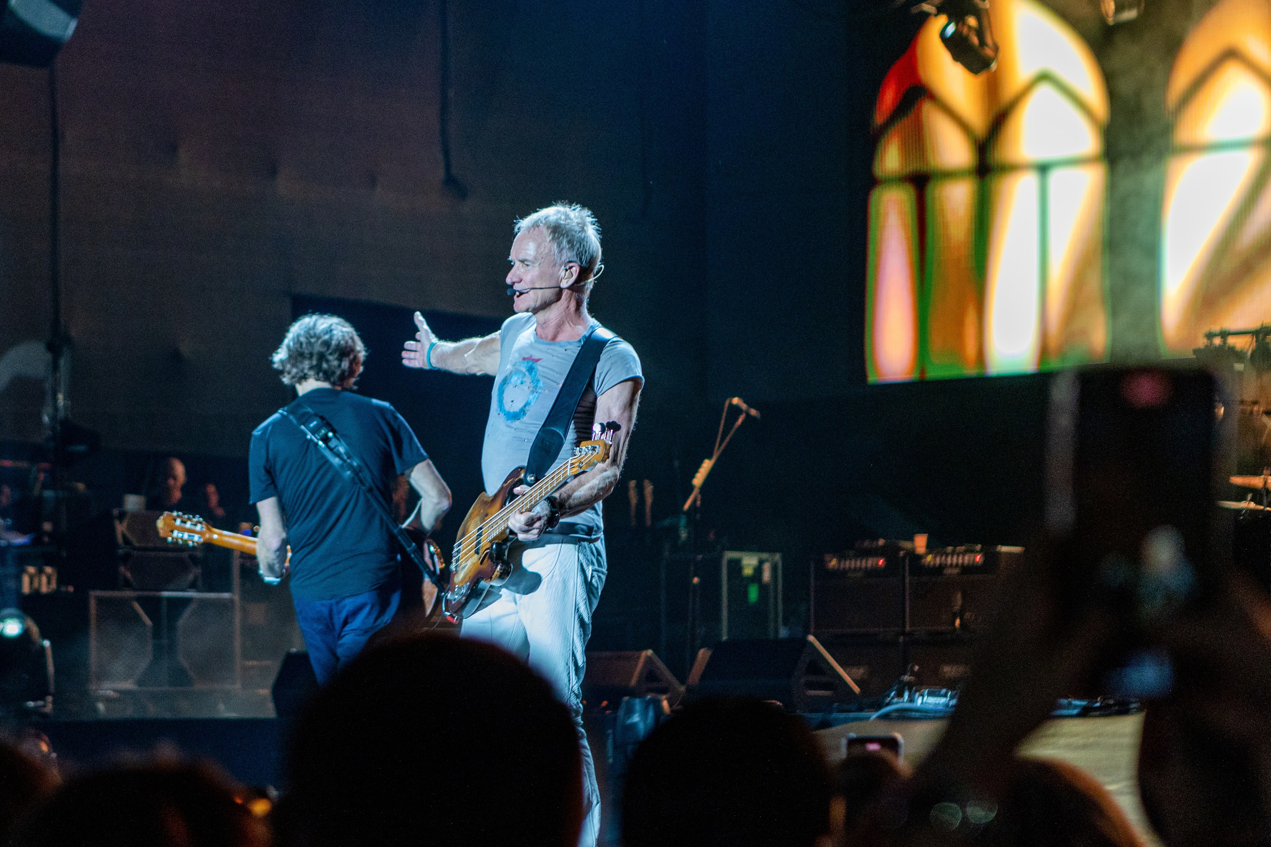 Стинг с гитарой на концерте в Дубай