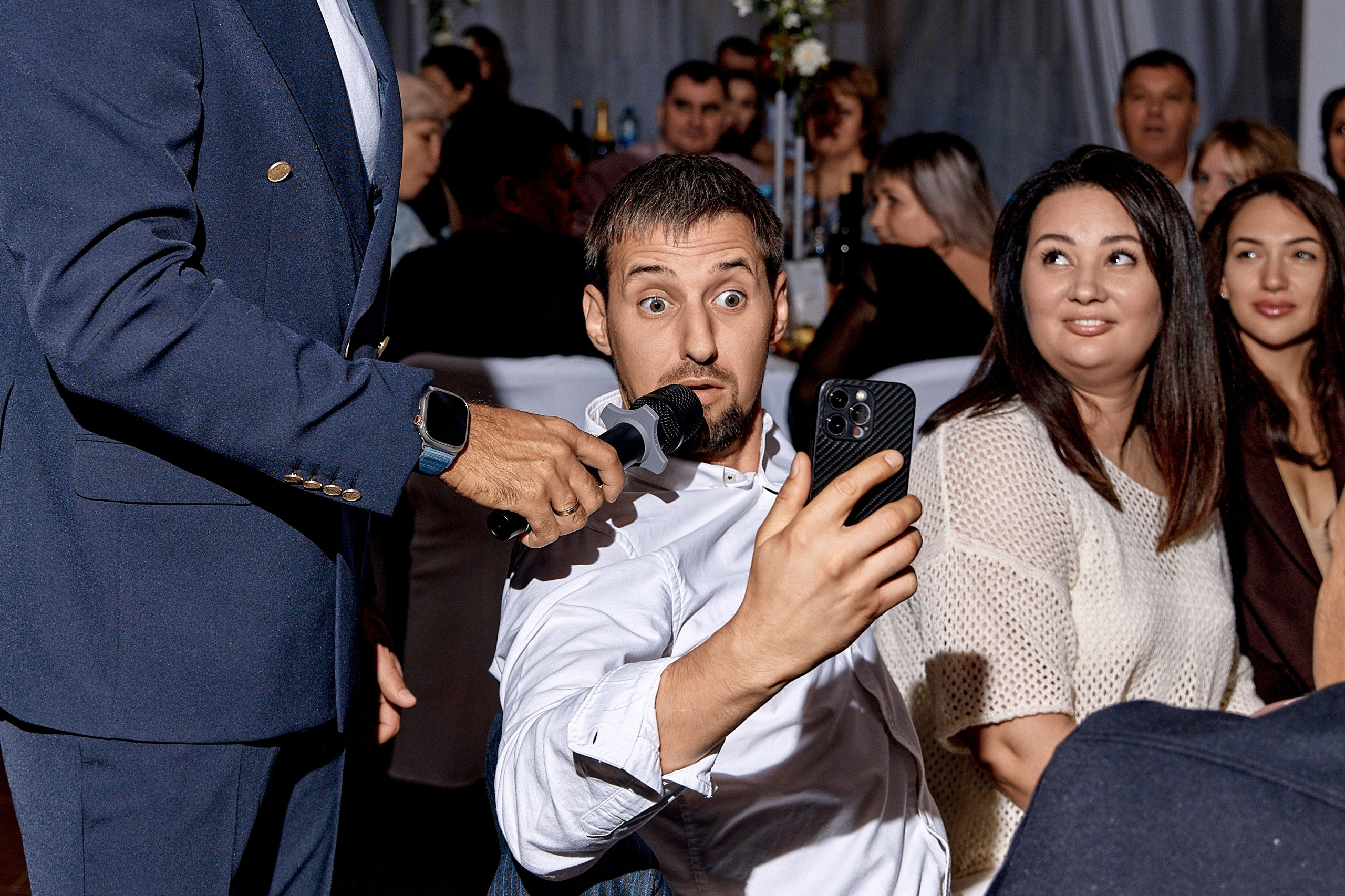 Свадебные конкурсы в Ленинских горках — гость с выразительной эмоцией на лице. Лучший свадебный фотограф Елена Орешина