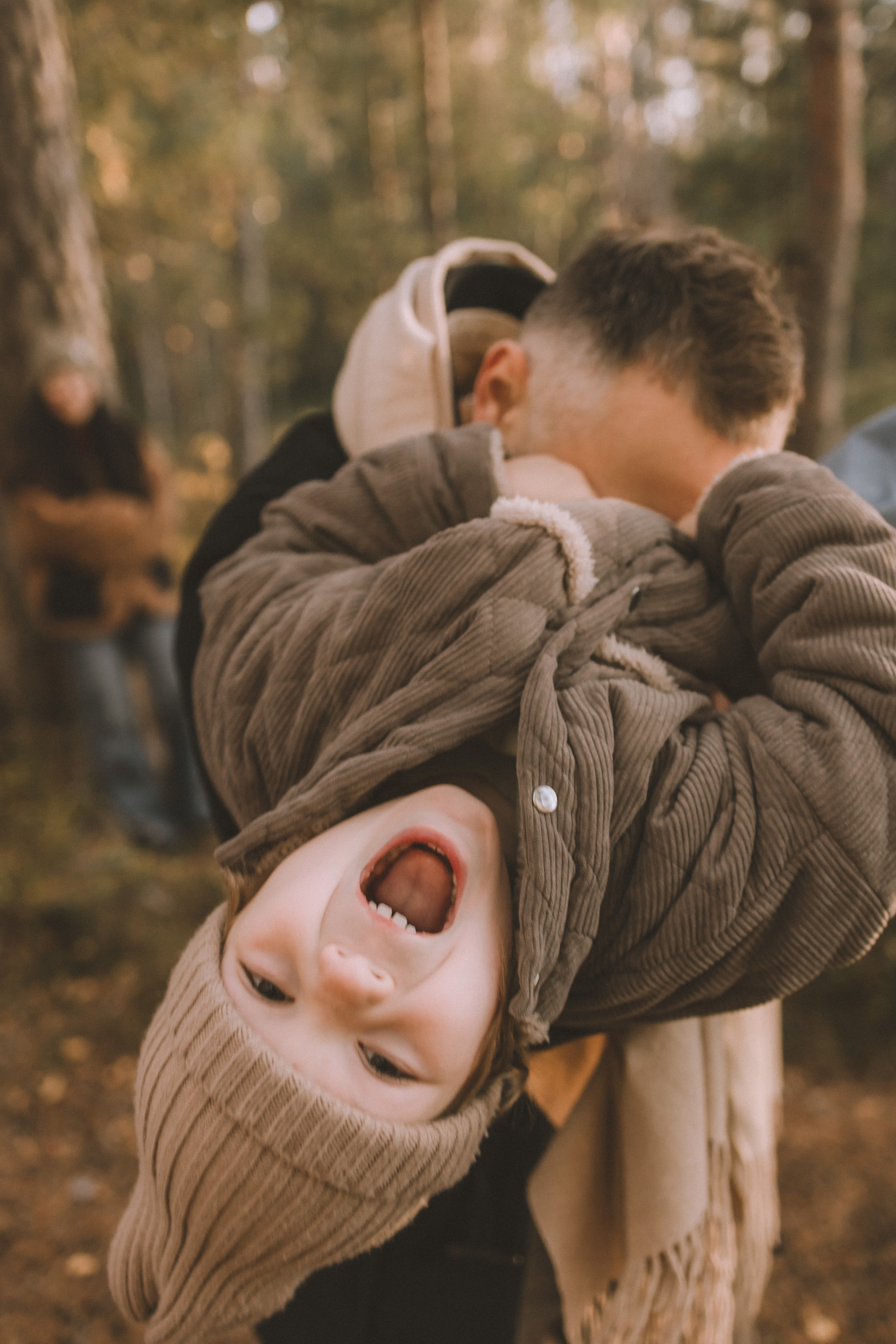 Шаловливые игры папы с малышом искренние эмоции ребенка