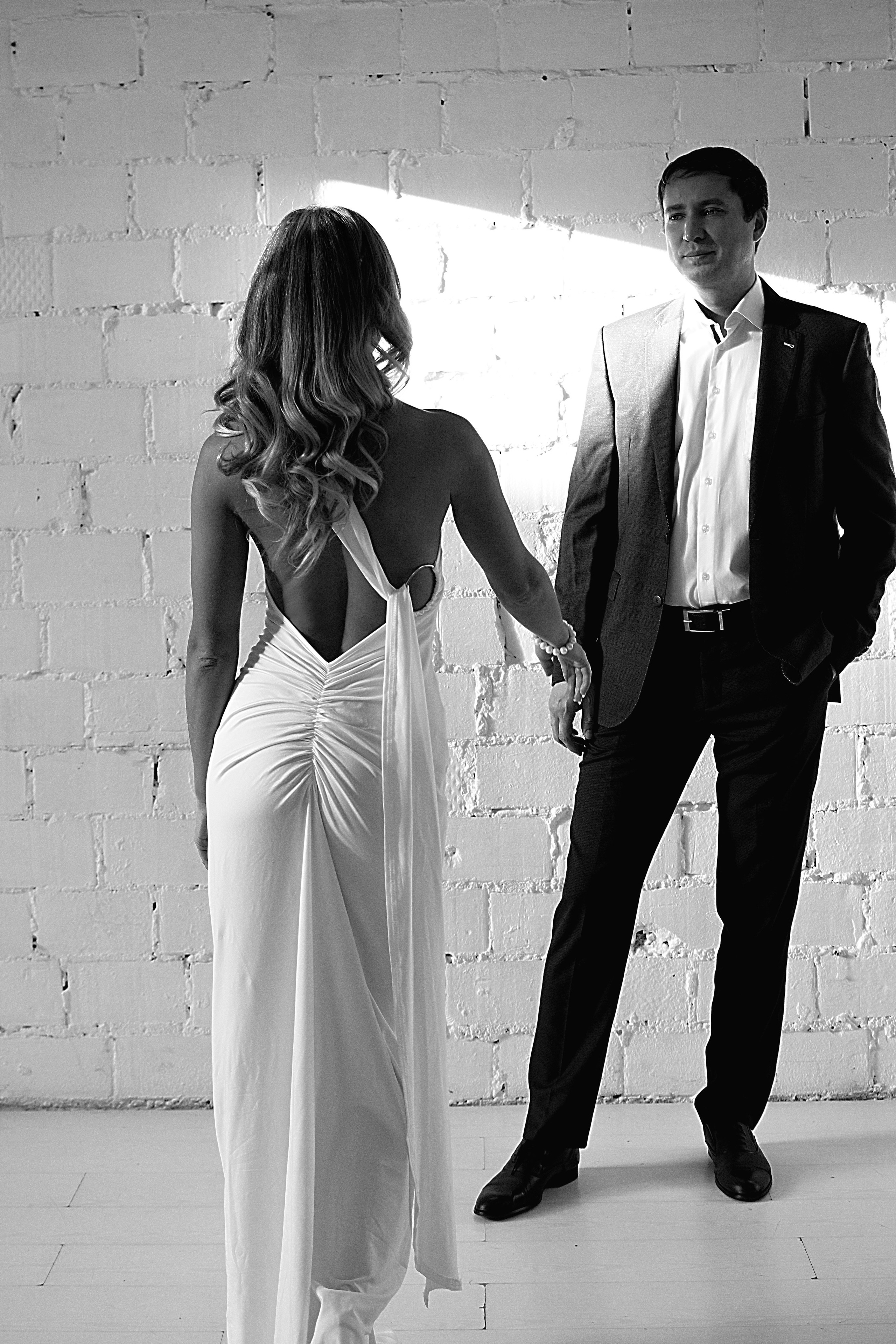 Невеста приглашает жениха на танец