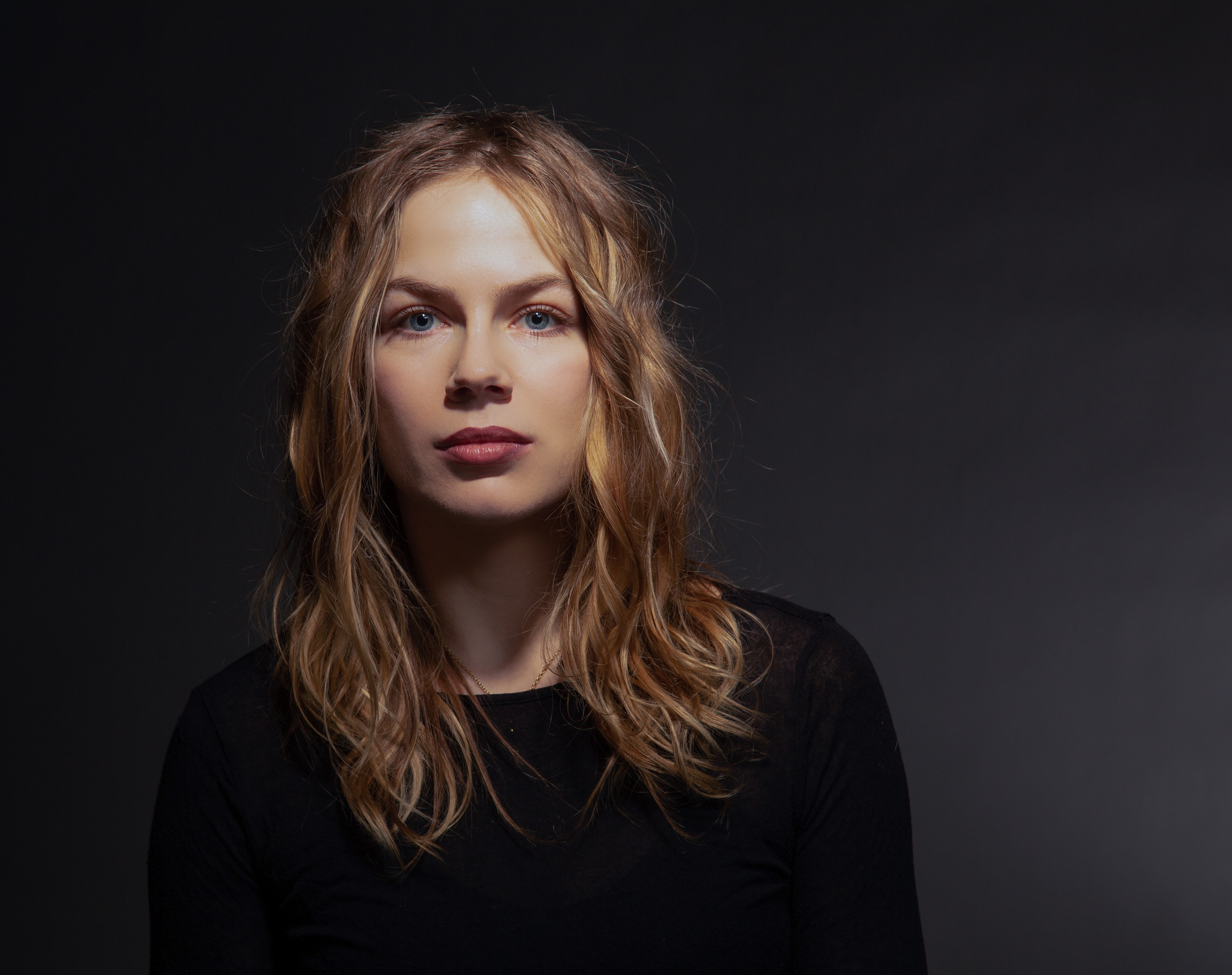 Фотосессия с жестким темным светом