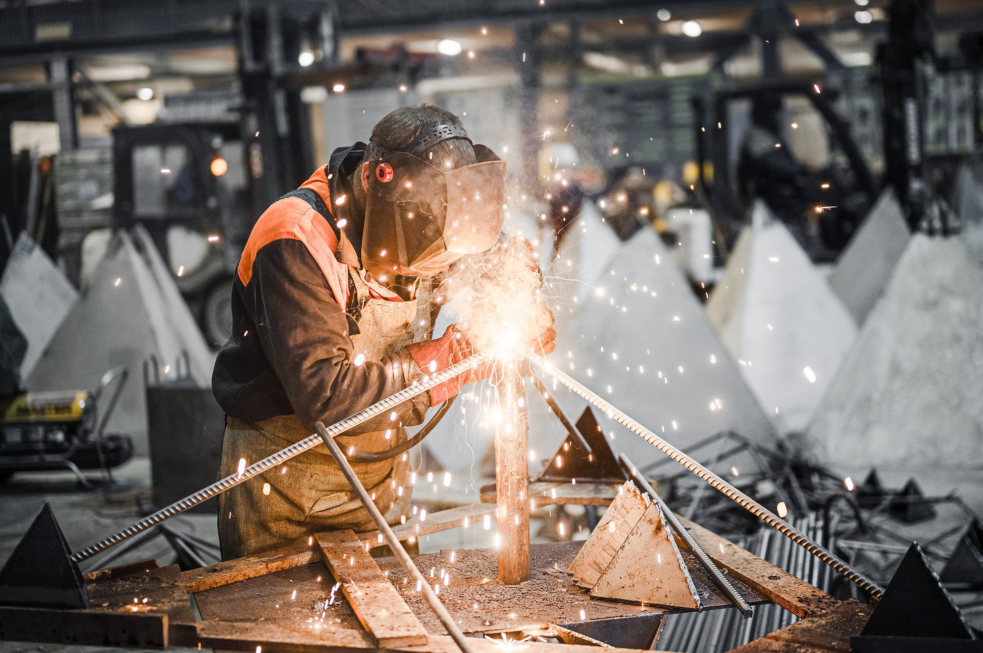 Съемка для завода Мажино, Сварщик делает сварку каркаса для защитного сооружения.