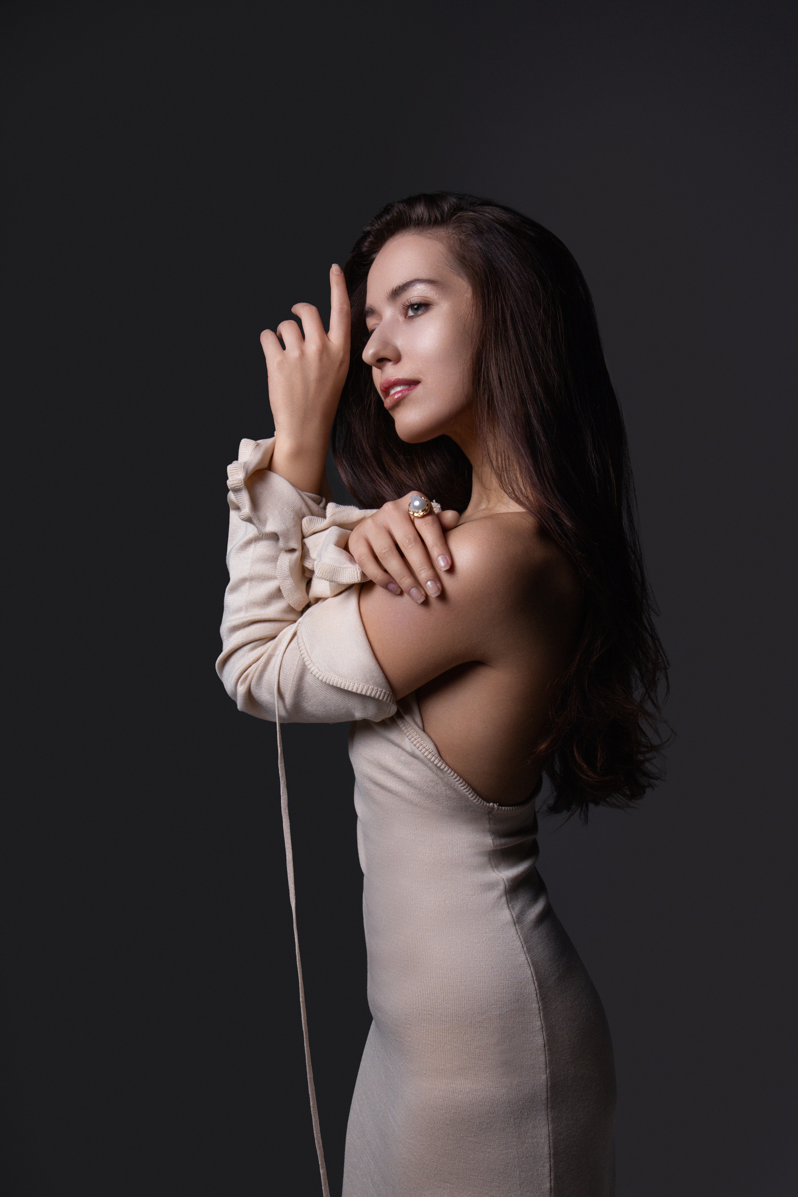 Фотосессия Раисы в Москве! Женский портрет. Нежный образ в белом. Все включено. Готовые образы. Помощь визажиста и стилиста. Фотосессия в стиле минимализм. Фотосессии в студиях Москвы с циклорамой.  