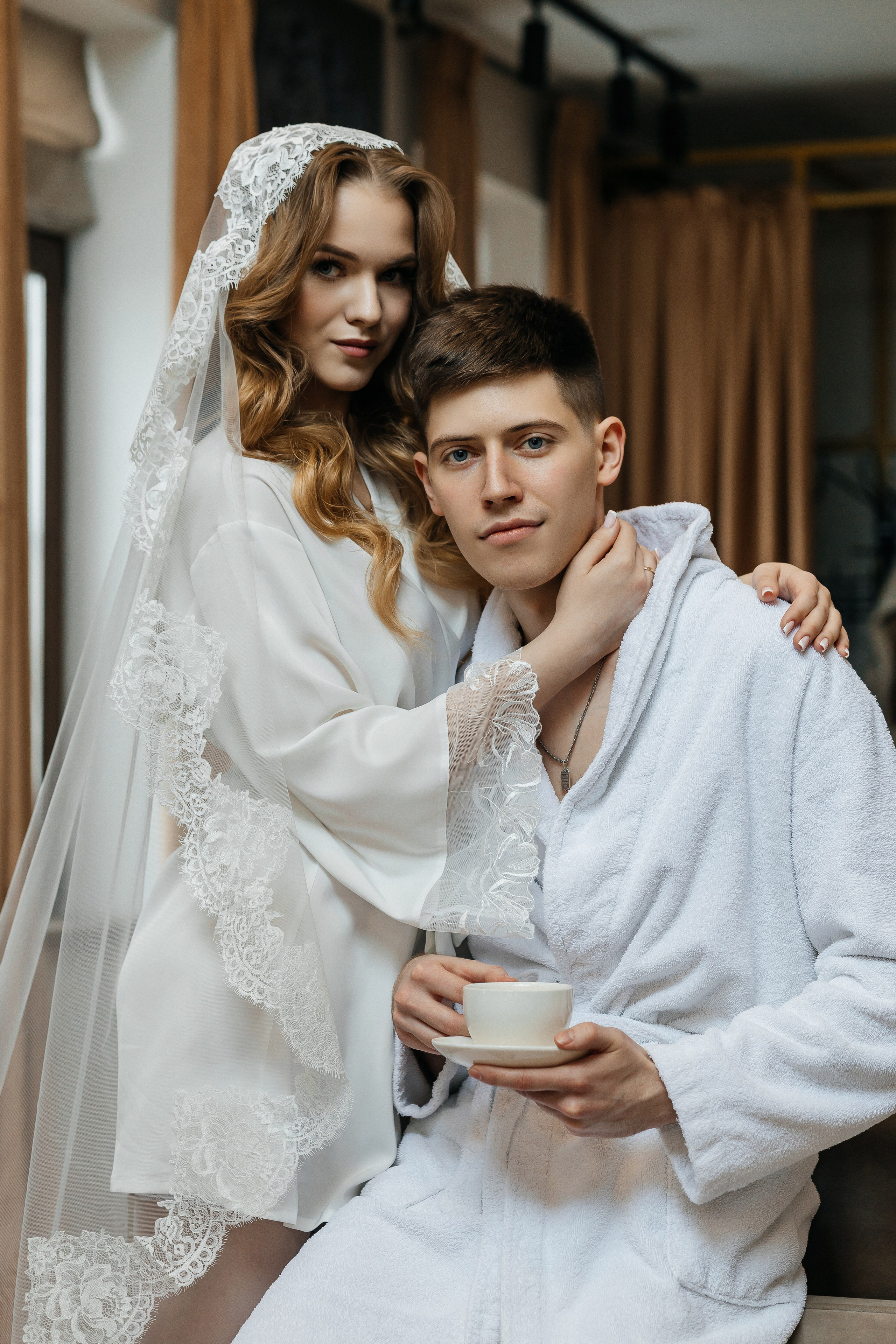 Роскошное утро пары в номере отеля. Олег Сверчков | Свадебный фотограф Вологда