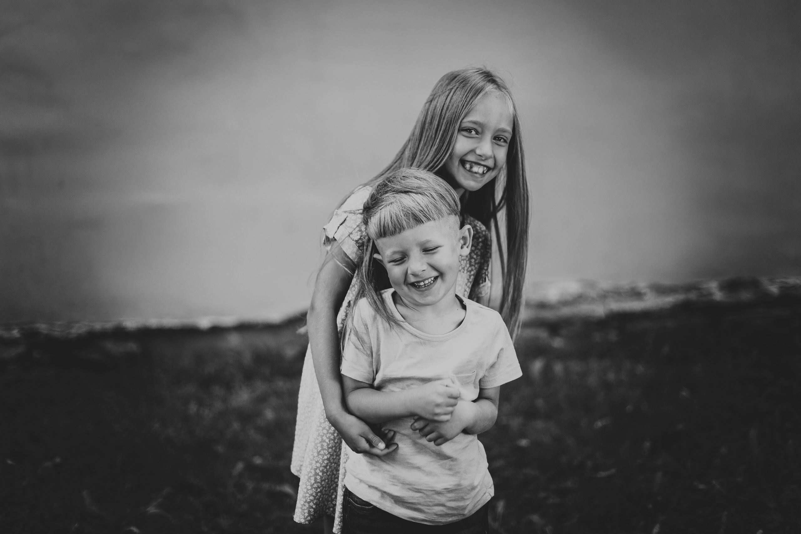 Уличная фотосессия маленьких брата и сестры. Детский, свадебный и семейный фотограф Юлия Курбатова, Санкт-Петербург